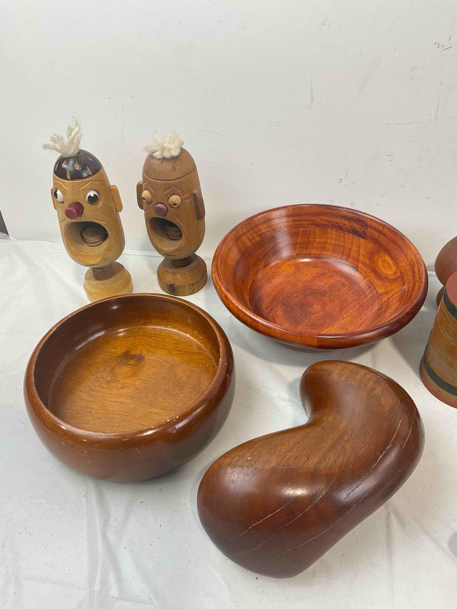 16 pcs Vintage Charming Carved Wood Assortment, incl. Bowls & More! Very Good Condition. - 6