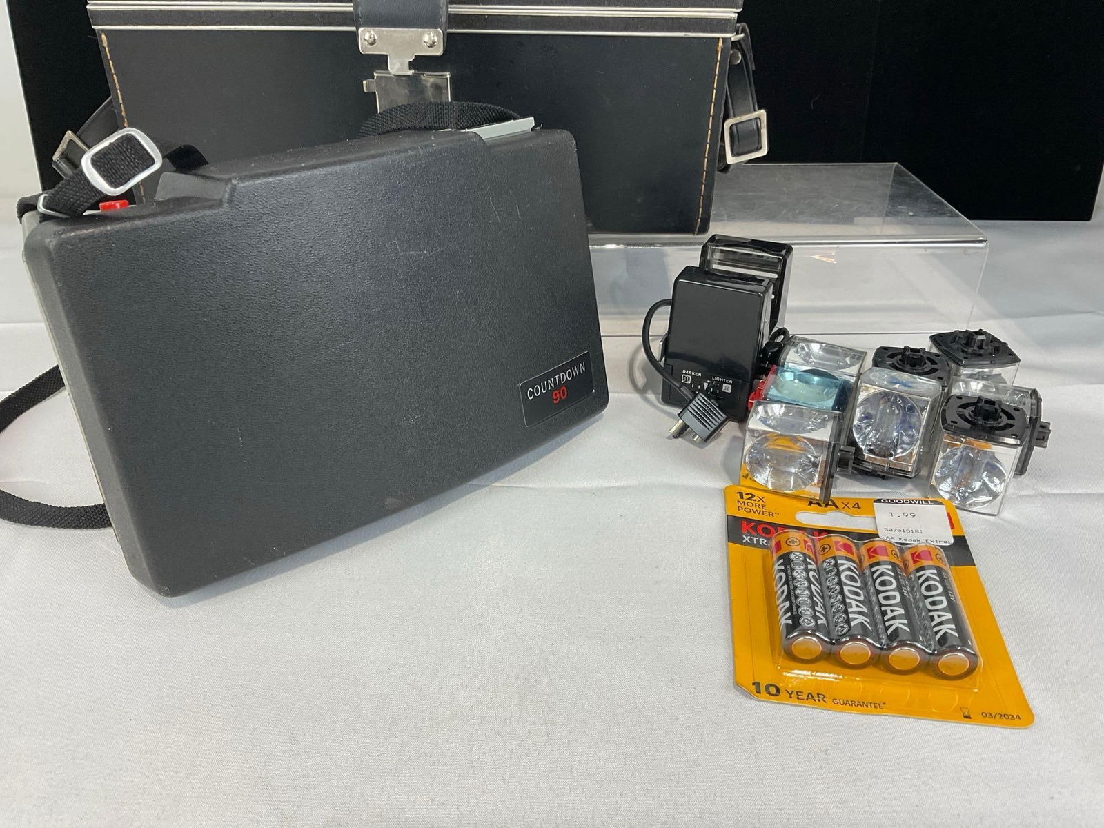 Vintage Polaroid Land Camera Countdown 90 w/ Flash Bulbs & Polaroid Case - 2