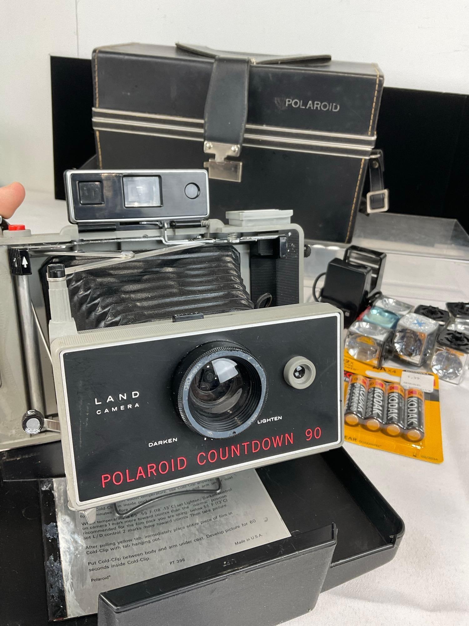 Vintage Polaroid Land Camera Countdown 90 w/ Flash Bulbs & Polaroid Case - 4