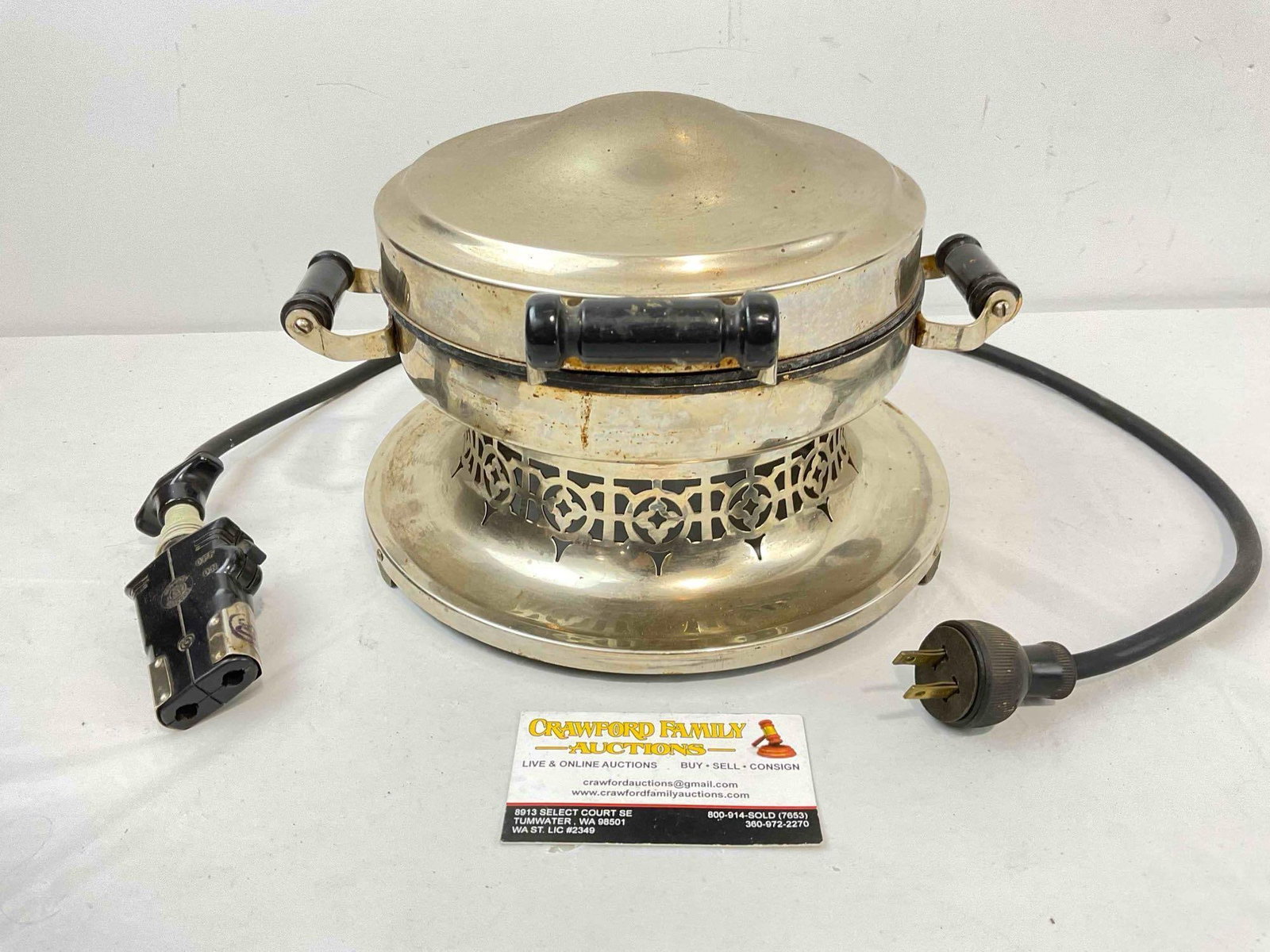 Antique Landers, Frary & Clark Universal Electric Waffle Maker w/ Cord. Tested, No Response.: Antique Landers, Frary & Clark Universal Electric Waffle Maker w/ Cord. Untested. Unsure if working, no response when tested. Needs a cleaning, condition is otherwise good. Measures 11" x 11" x 7"