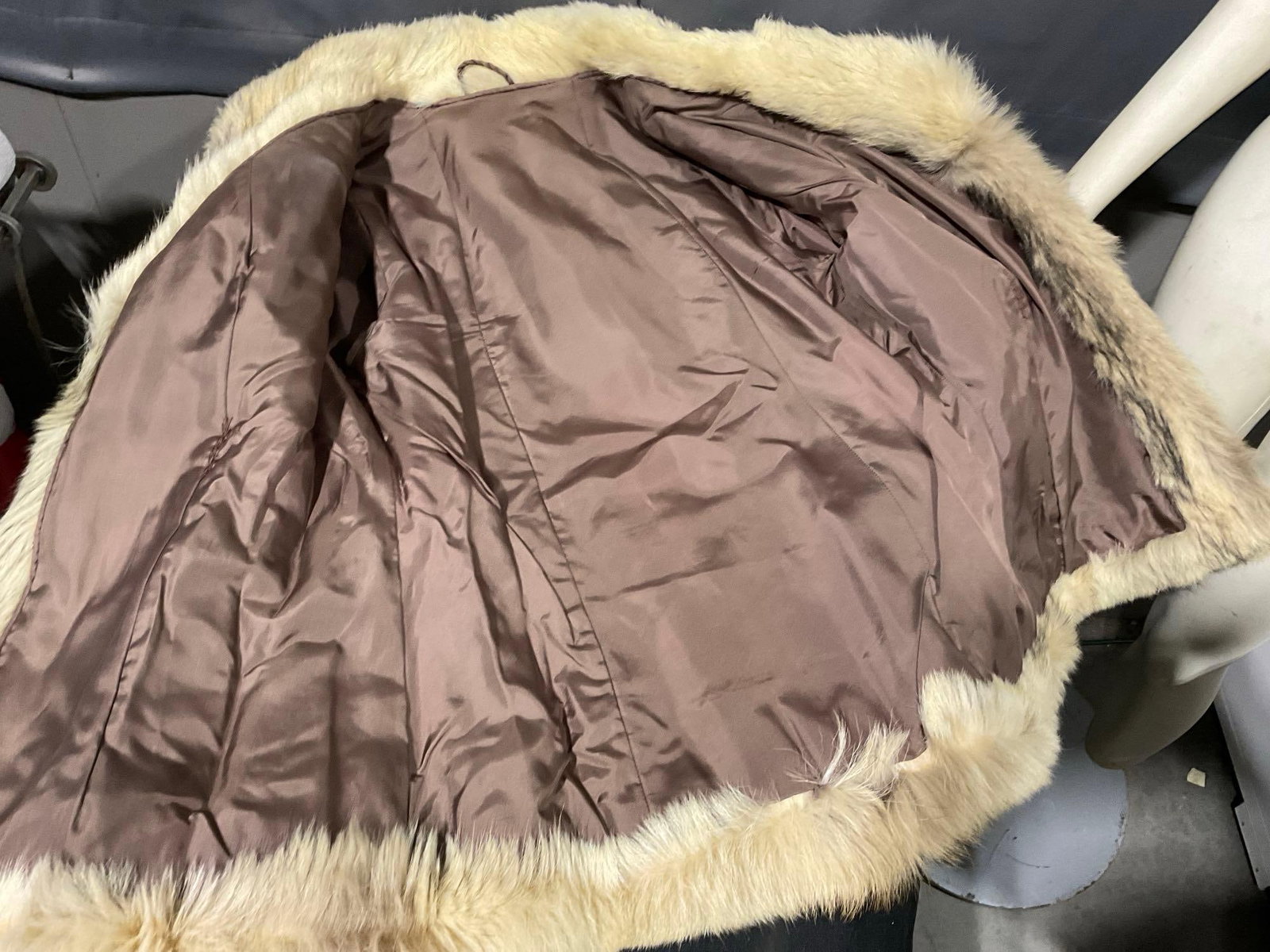 Vintage Womens Arctic Fox Fur Coat, White w/Brown Lining, approx 30 x 19 inches - 4