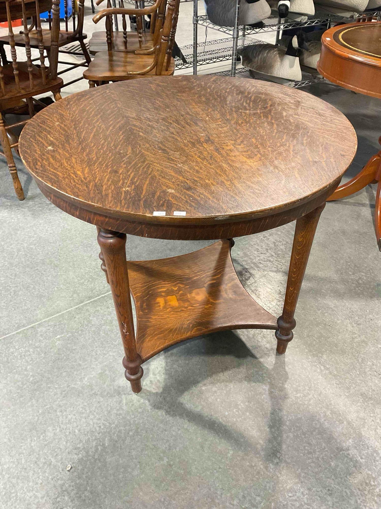 Beautiful Antique Tiger Oak Wooden Round Side Table w/ Lovely Grain. Very Good Condition. - 2