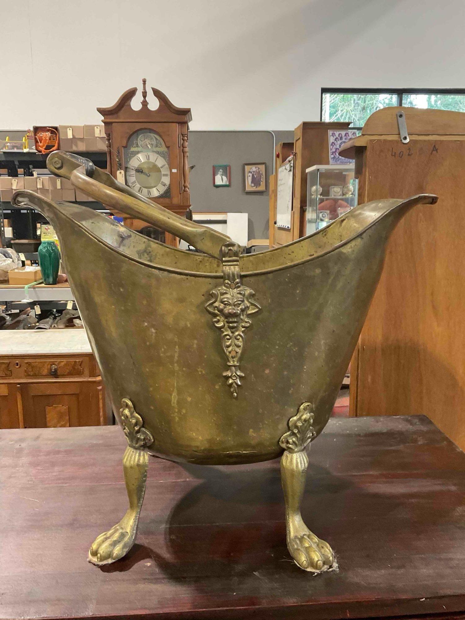 Antique Victorian Brass Coal Scuttle w/ Lion Head Motifs. Very Good Condition. See pics. - 4