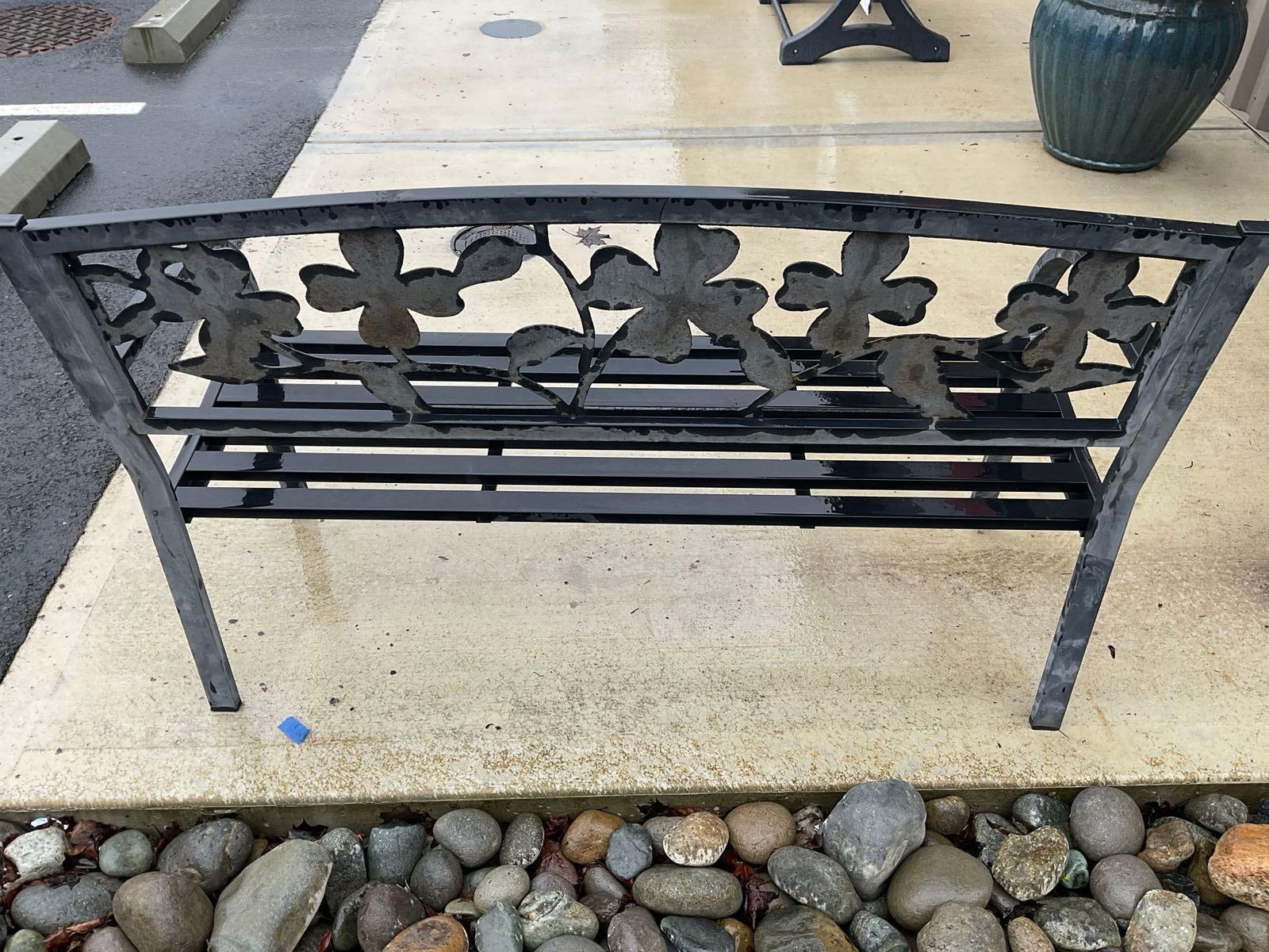Lovely Vintage Black Metal Bench w/ Dogwood Blossom Motif. Excellent Condition. See pics. - 4