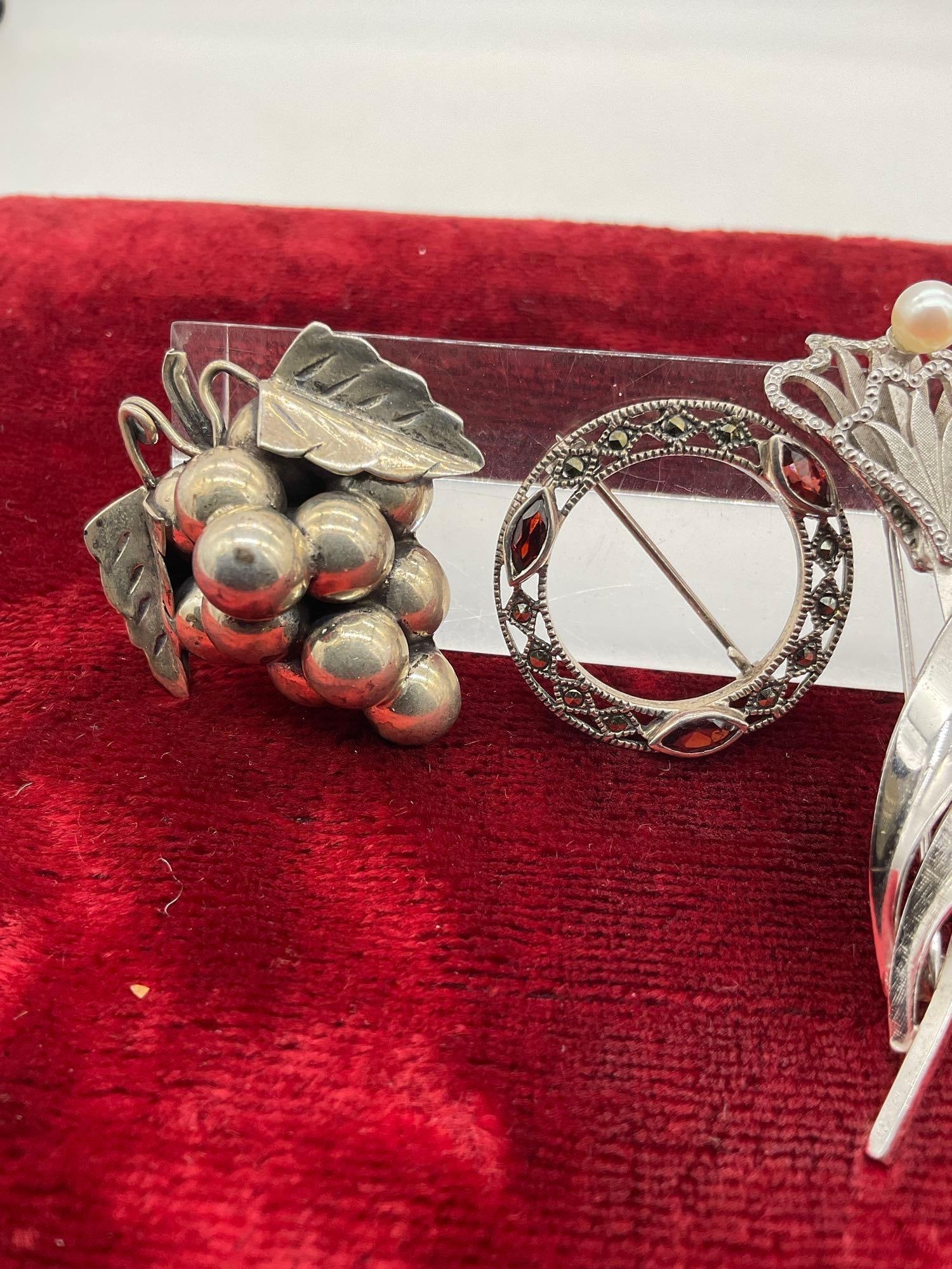 Collection of vintage sterling silver pins/ brooches incl. a Van Dell sterling floral pin - 2