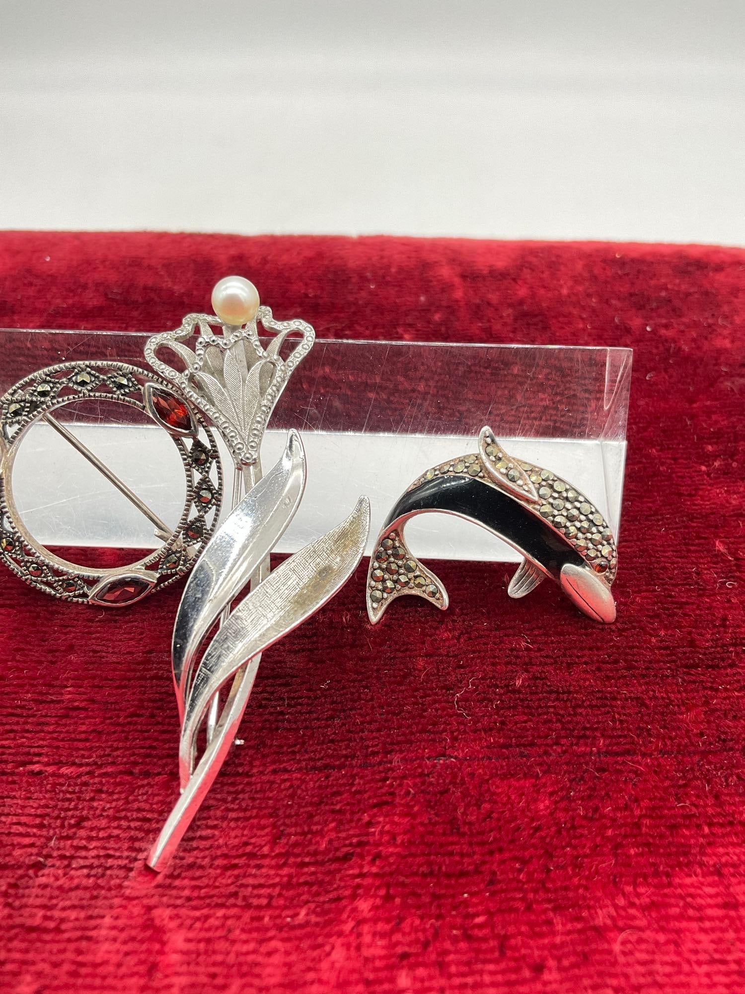 Collection of vintage sterling silver pins/ brooches incl. a Van Dell sterling floral pin - 3