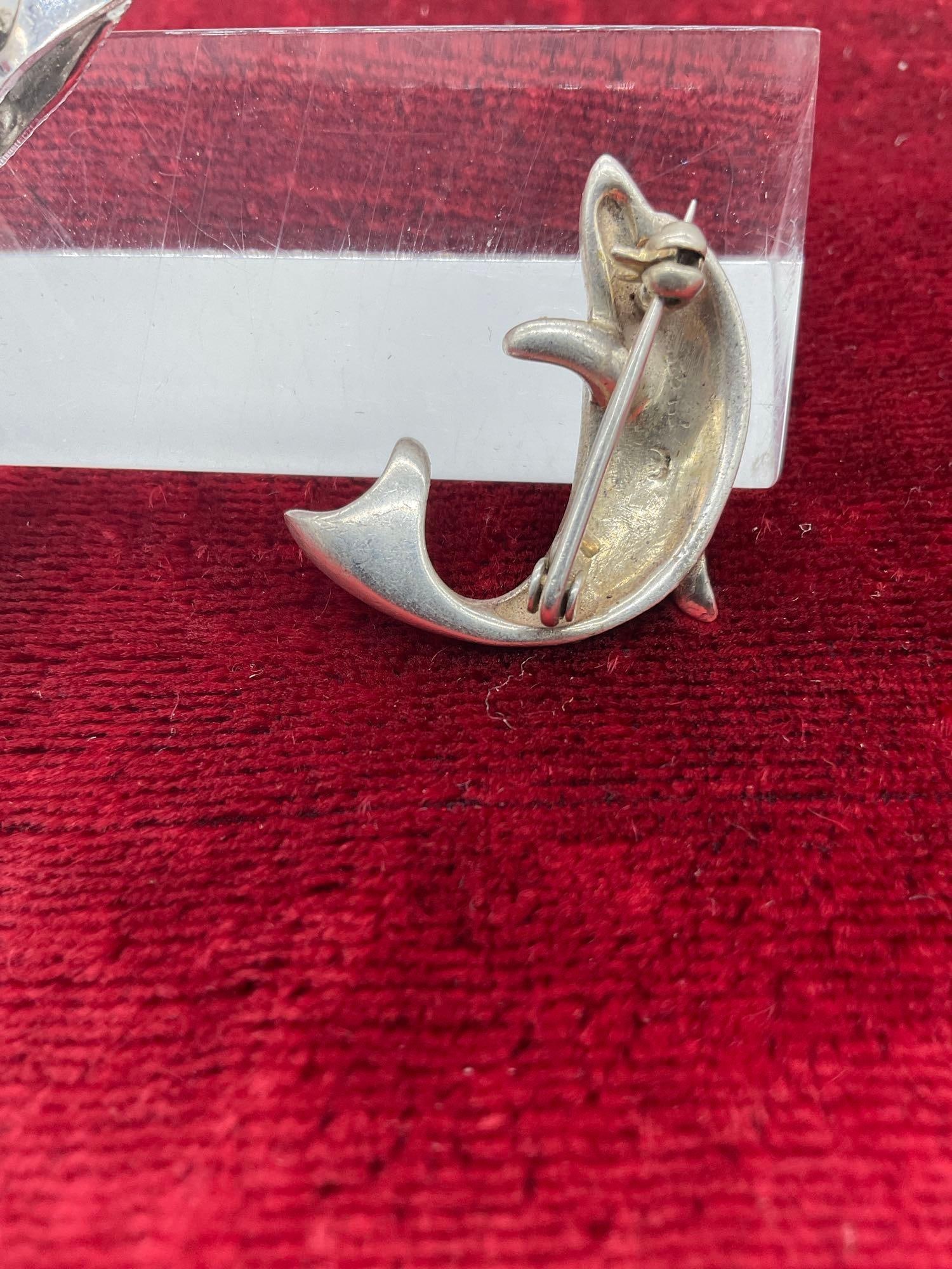 Collection of vintage sterling silver pins/ brooches incl. a Van Dell sterling floral pin - 6