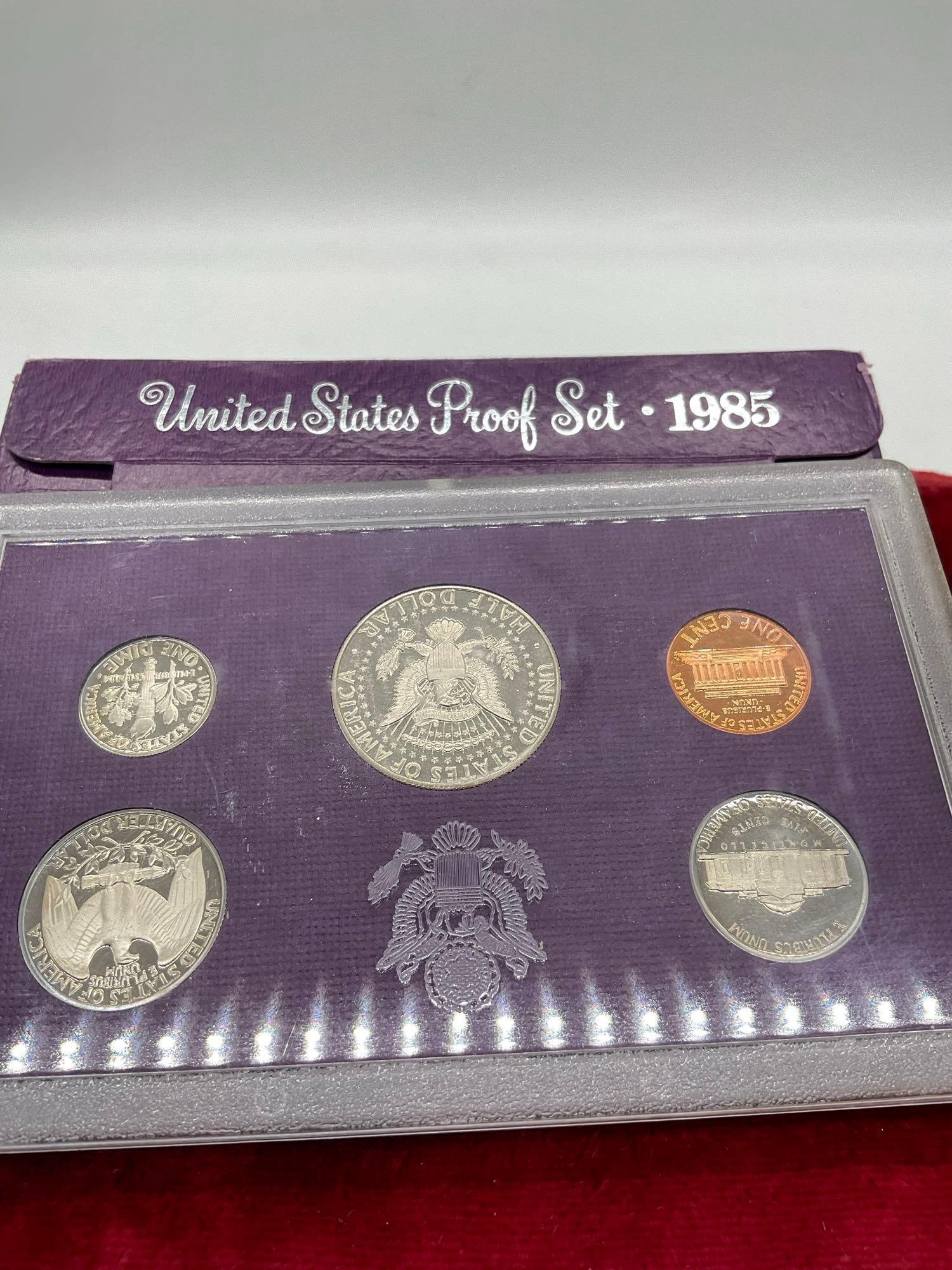 US 1985 Proof set, 1990 Mint set and 2007 Proof President set - 6