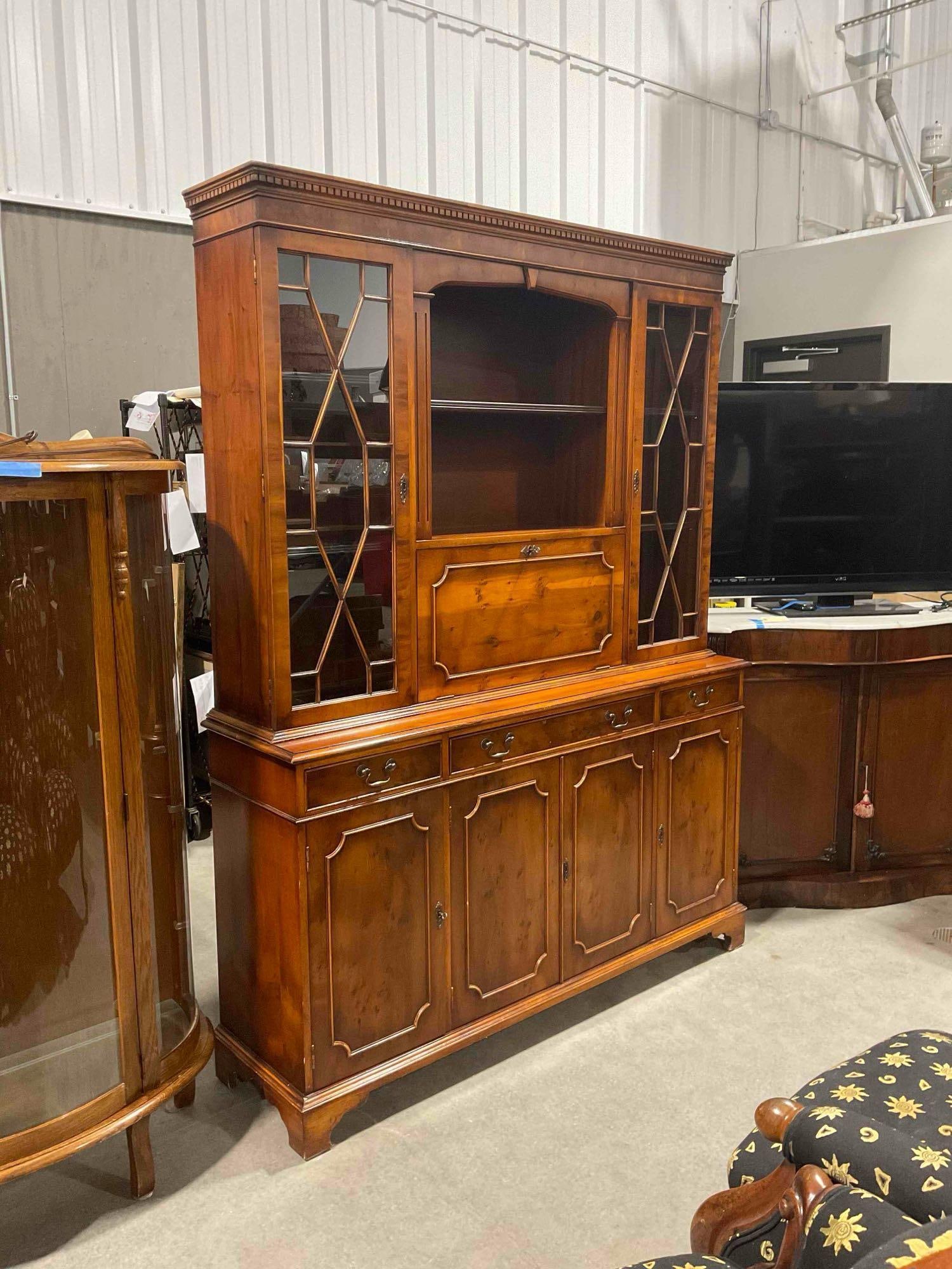 Vintage English Style Yew? Wood Breakfront Display Cabinet Bookcase. Excellent Condition. - 3