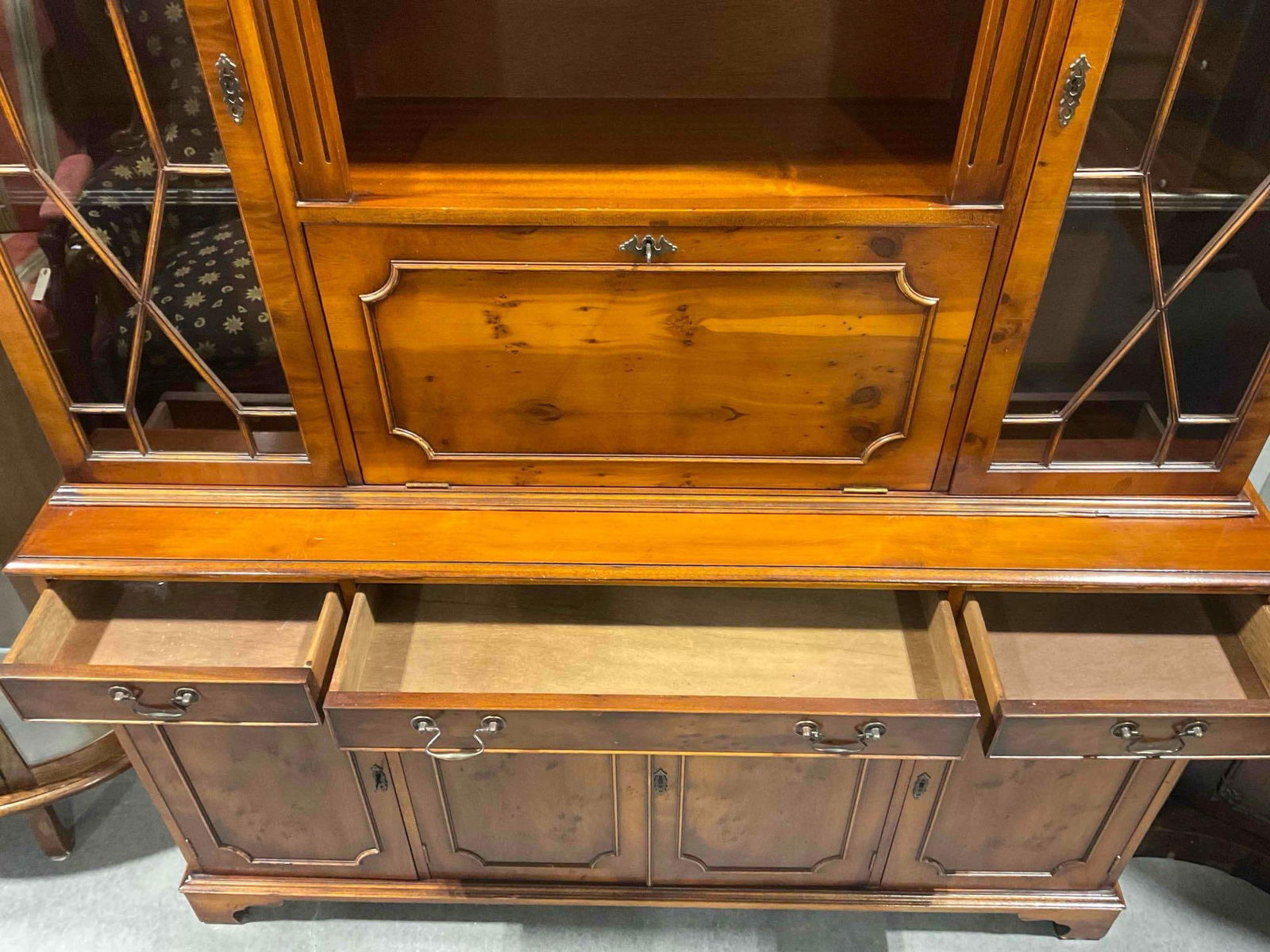Vintage English Style Yew? Wood Breakfront Display Cabinet Bookcase. Excellent Condition. - 7