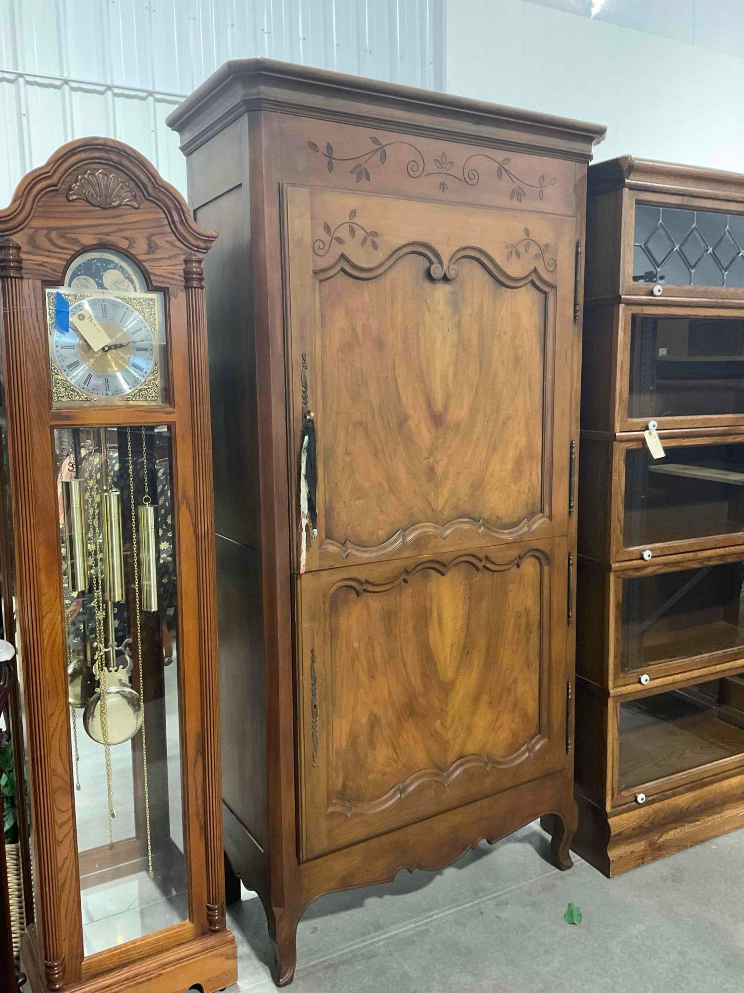 Gorgeous Vintage French Provincial Style Carved Wood Bonnetiere Armoire. Excellent Condition. - 2