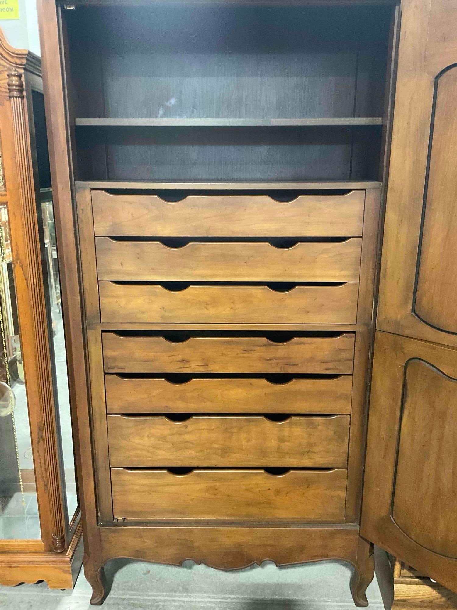 Gorgeous Vintage French Provincial Style Carved Wood Bonnetiere Armoire. Excellent Condition. - 4