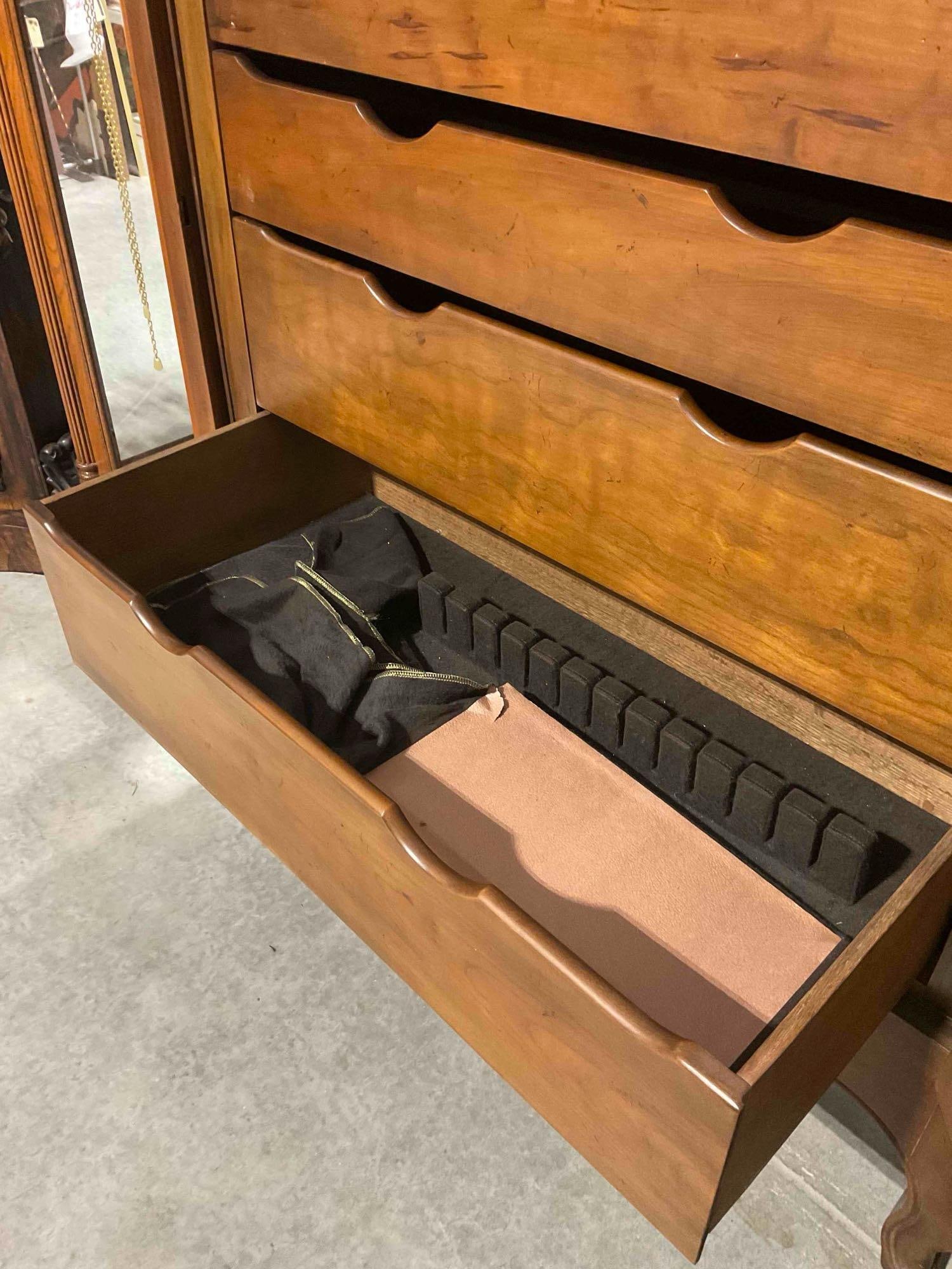 Gorgeous Vintage French Provincial Style Carved Wood Bonnetiere Armoire. Excellent Condition. - 5