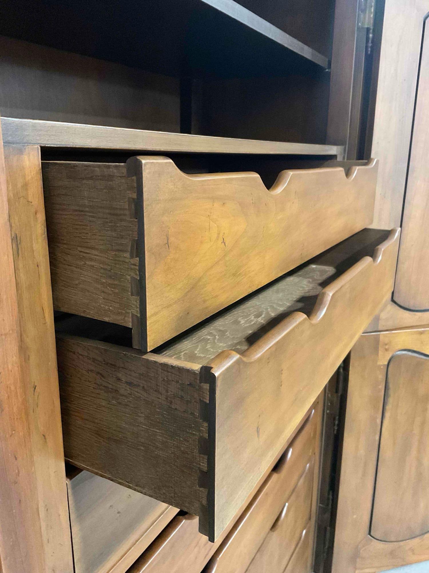 Gorgeous Vintage French Provincial Style Carved Wood Bonnetiere Armoire. Excellent Condition. - 6