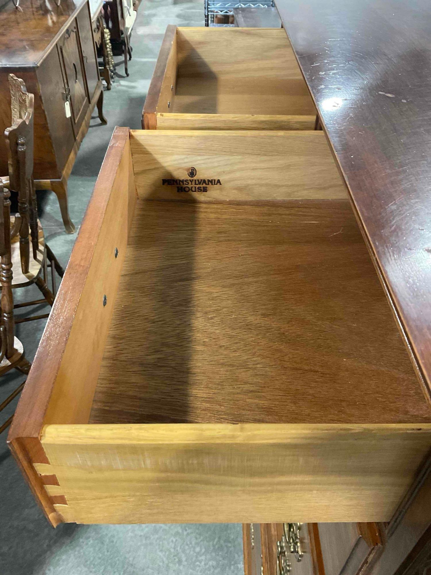 Vintage Pennsylvania House Mahogany Wood Finish 9-Drawer Dresser. Excellent Condition. - 4