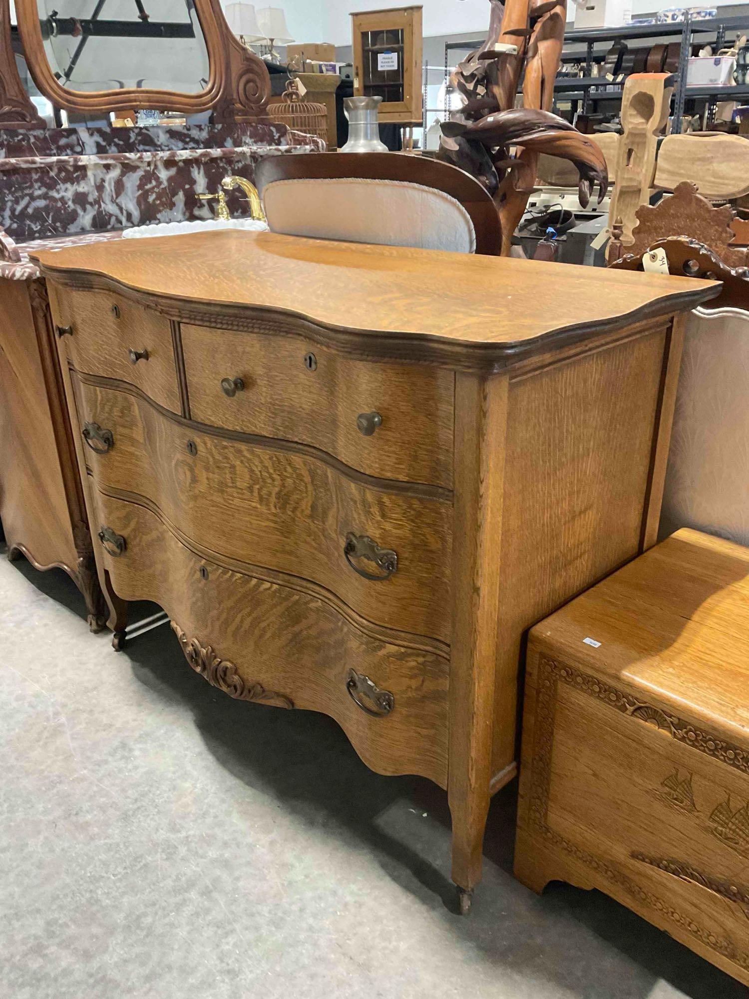 Antique Tiger Oak Wood 4-Drawer Serpentine Front Dresser. Excellent Condition. See pics. - 2