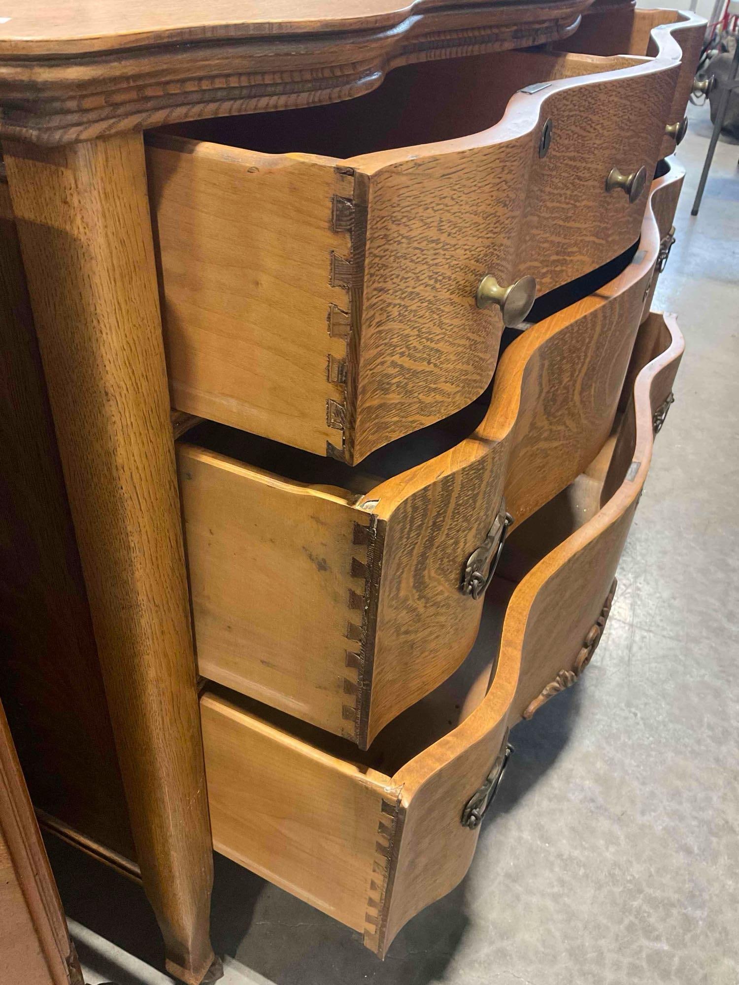Antique Tiger Oak Wood 4-Drawer Serpentine Front Dresser. Excellent Condition. See pics. - 7