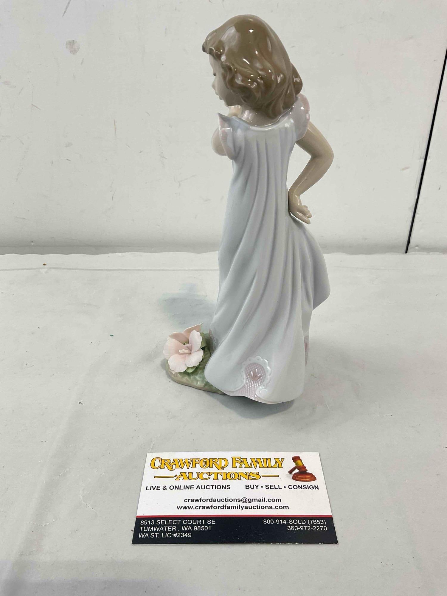 LLADRO Porcelain Statue #6990 Bellflower, Symbol of Gratitude. Very Good Condition. See pics. - 2