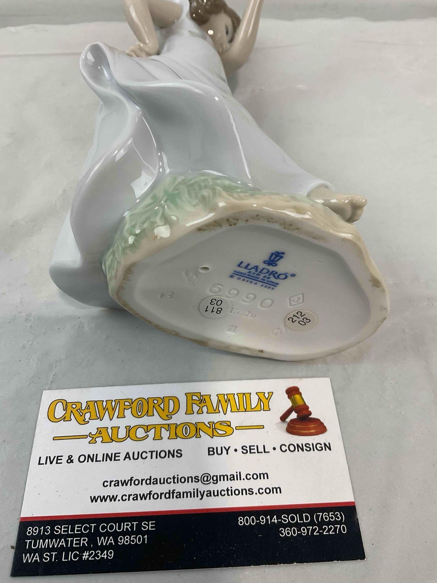 LLADRO Porcelain Statue #6990 Bellflower, Symbol of Gratitude. Very Good Condition. See pics. - 6