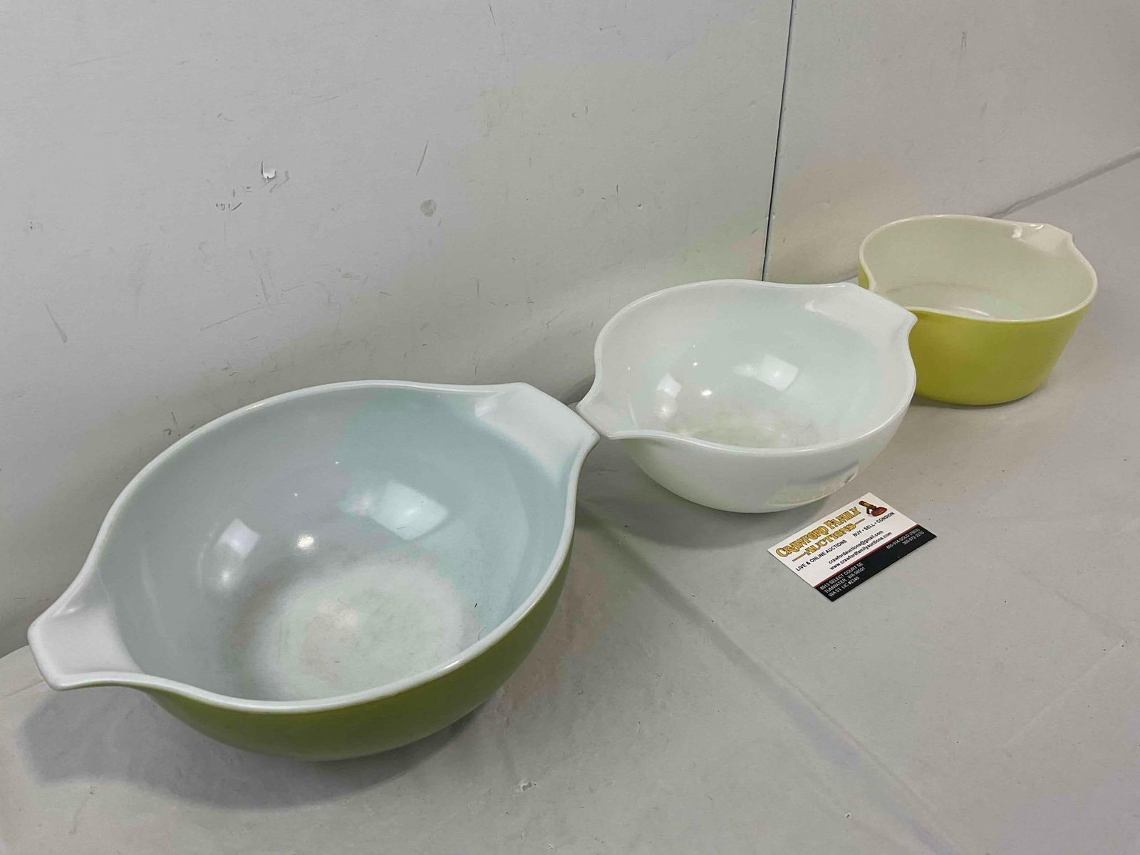 3 pcs Vintage Pyrex Glass Mixing Bowls in Yellow, Green & Milk Glass White. Very Good Condition. - 2