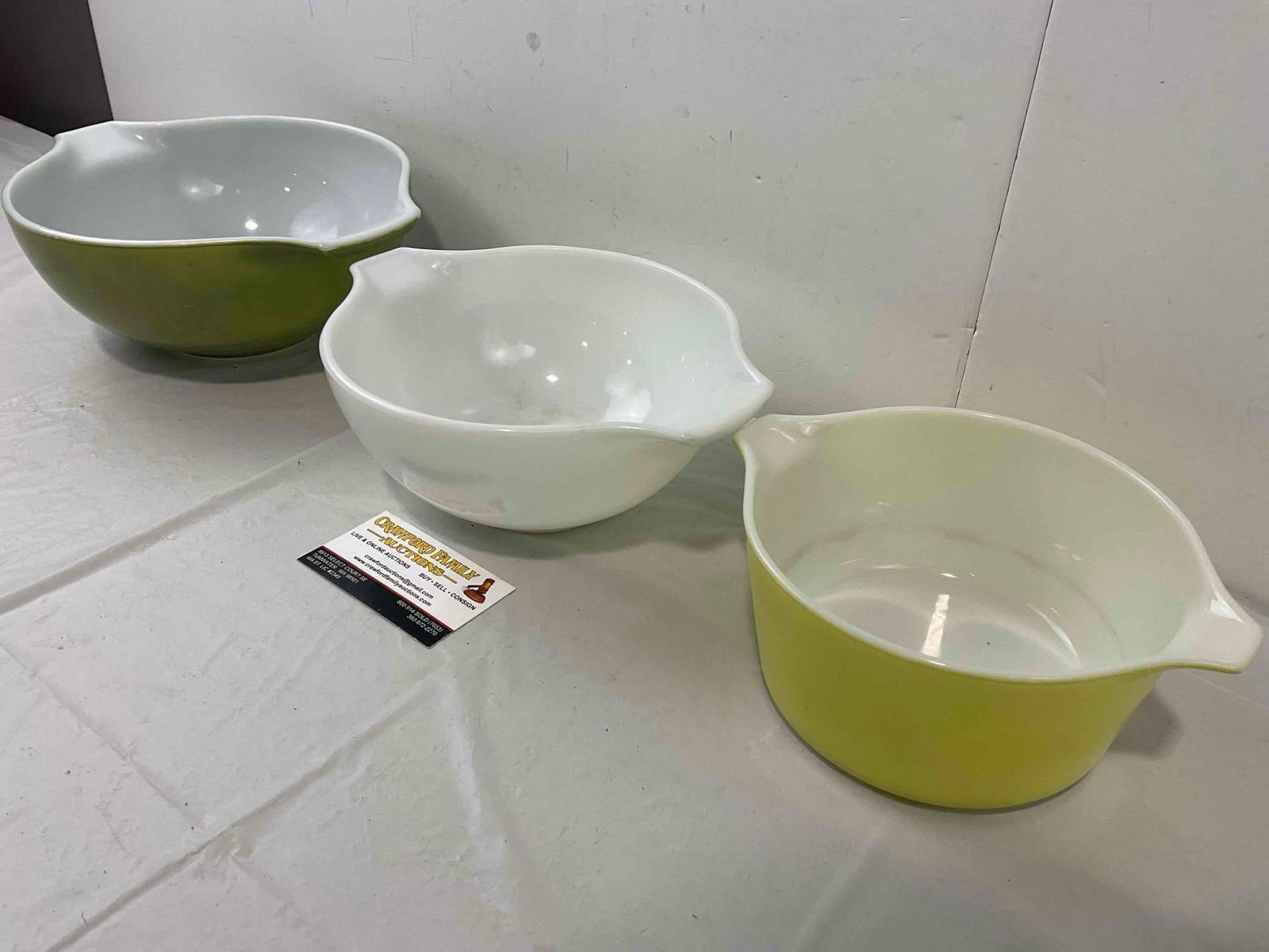 3 pcs Vintage Pyrex Glass Mixing Bowls in Yellow, Green & Milk Glass White. Very Good Condition. - 3