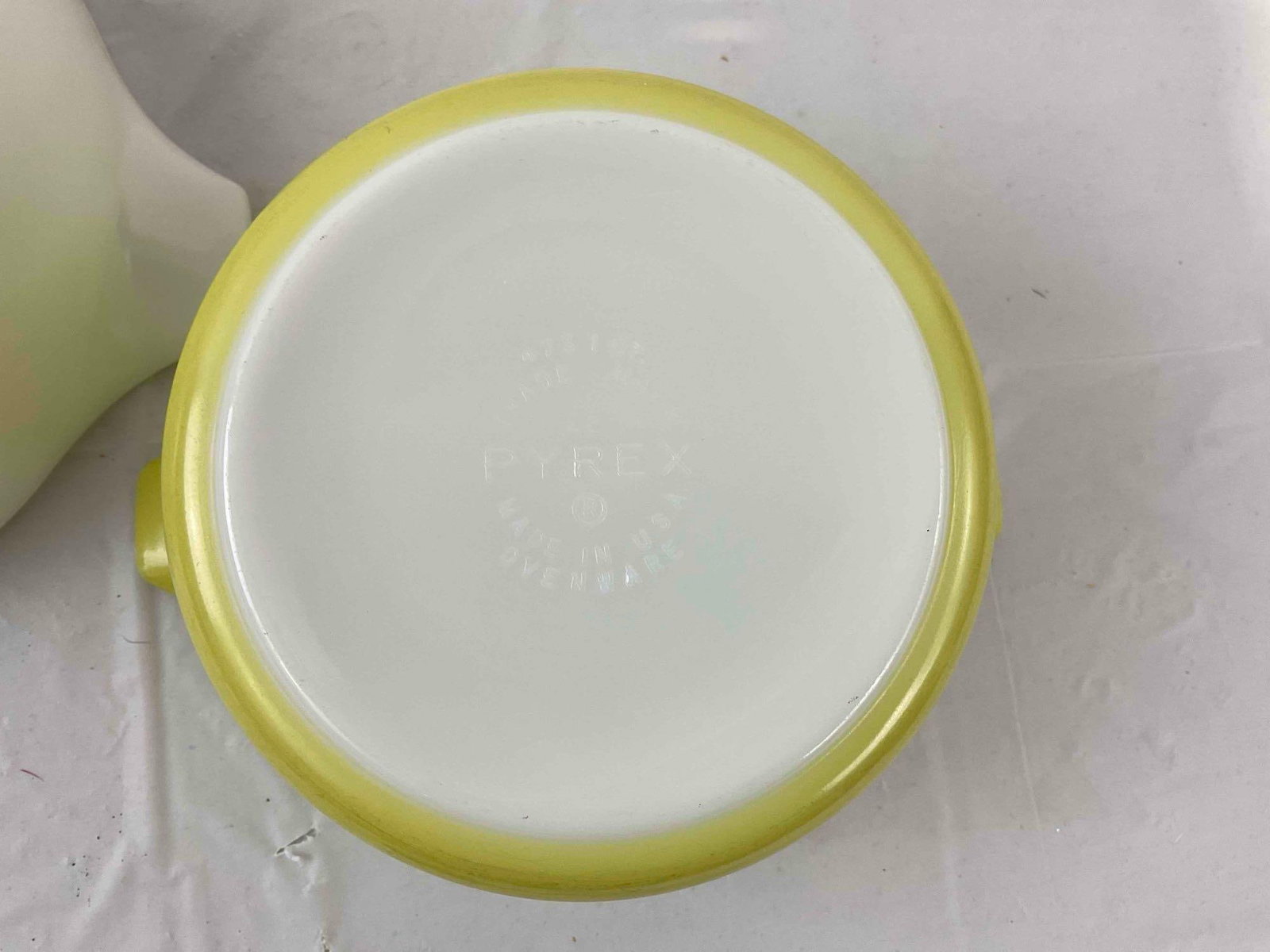 3 pcs Vintage Pyrex Glass Mixing Bowls in Yellow, Green & Milk Glass White. Very Good Condition. - 7