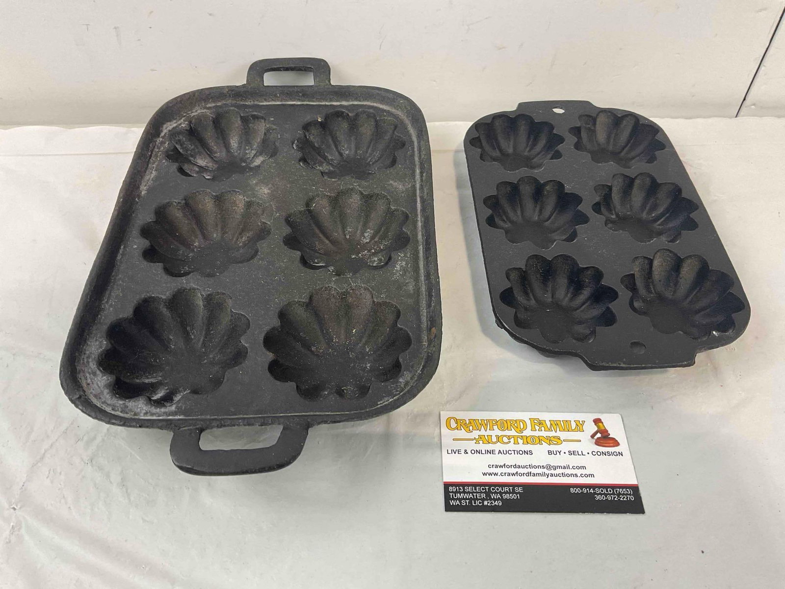 2 pcs Vintage Cast Iron Turk's Head Cornbread Muffin Pan, 1x Emig. Excellent Condition. See pics.: 2 pcs Vintage Cast Iron Turk's Head Cornbread Muffin Pan. Excellent Condition. Very minor wear indicative of age and use, condition is otherwise excellent. One is hallmarked EMIG? Measures 7" x 12" x