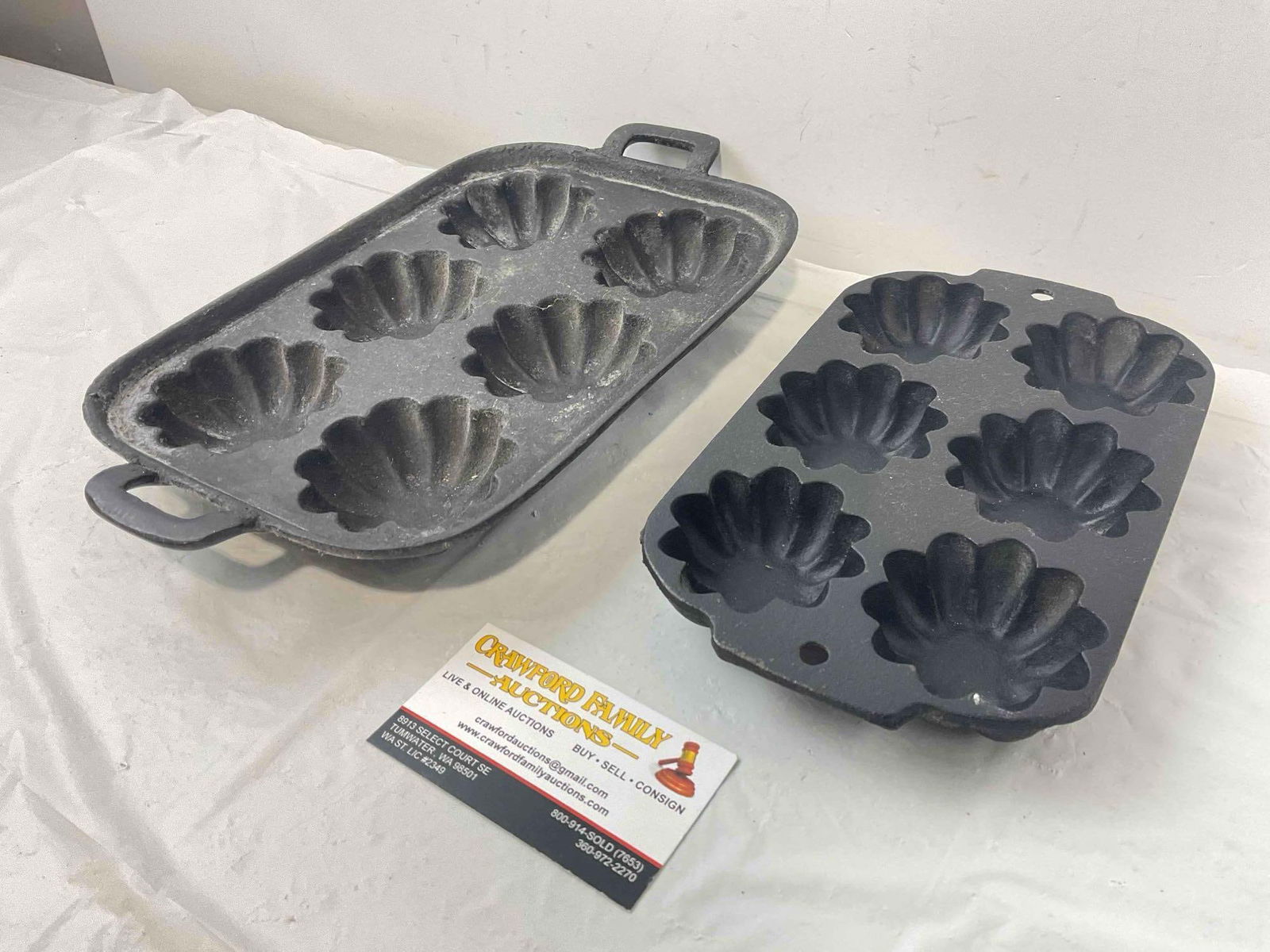 2 pcs Vintage Cast Iron Turk's Head Cornbread Muffin Pan, 1x Emig. Excellent Condition. See pics. - 2