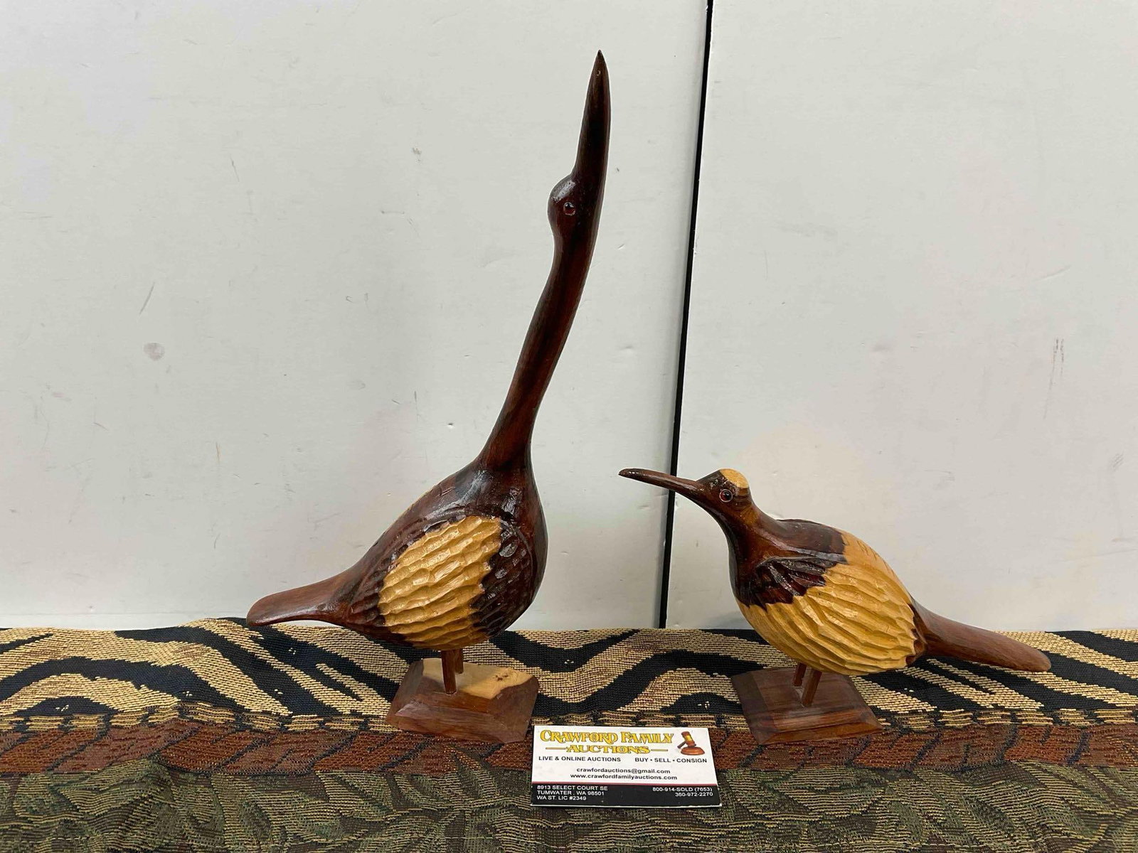 4 pcs Collectible Assortment, incl. 2x Jamaican Carved Wooden Birds & 2x Beaded Textiles. - 2