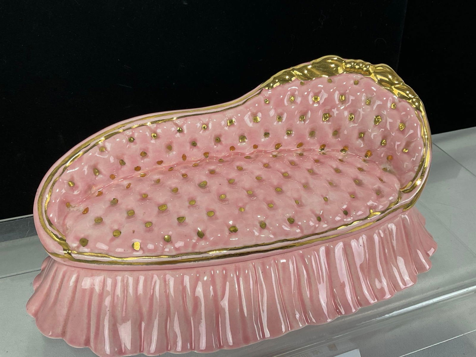 Vintage 1952 Mallory Ceramic Studio Pink Chaise Lounge shaped Trinket Box, Pink & Gilt Porcelain - 2