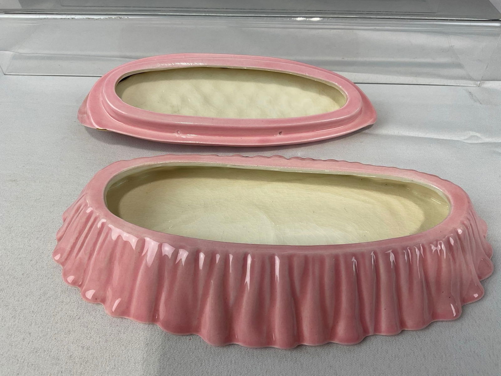 Vintage 1952 Mallory Ceramic Studio Pink Chaise Lounge shaped Trinket Box, Pink & Gilt Porcelain - 4