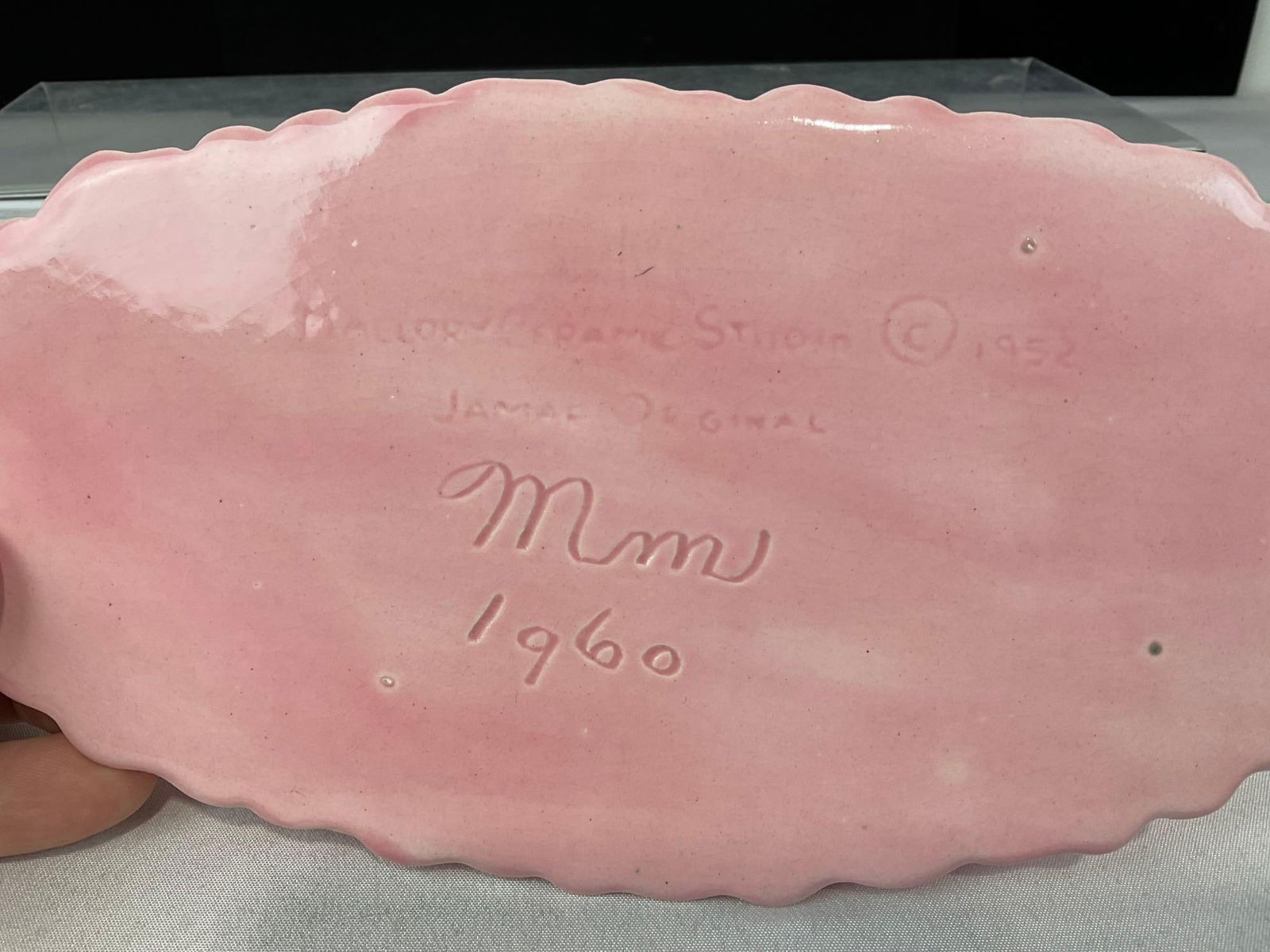 Vintage 1952 Mallory Ceramic Studio Pink Chaise Lounge shaped Trinket Box, Pink & Gilt Porcelain - 5
