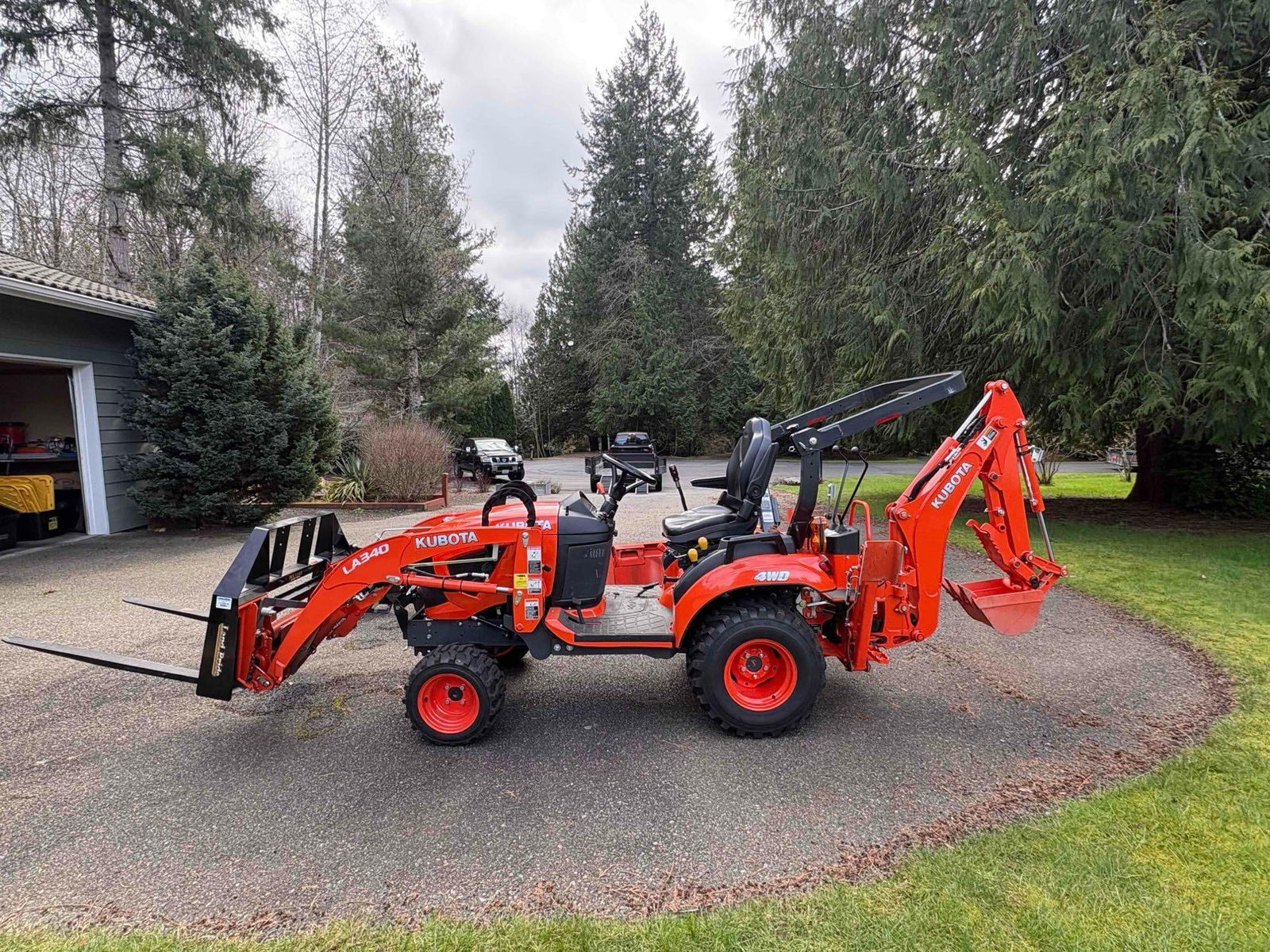 Like New 2021 Kubota BX2SLSB-R 4WD W/ Loader, Pallet forks, Backhoe, & LP Claw Grapples only 137.9 - 2