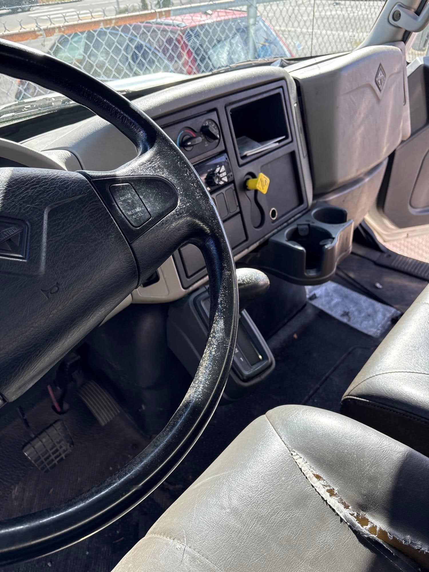 2015 International 26 straight truck with the Maxx force engine 182302 Miles needs work - 13