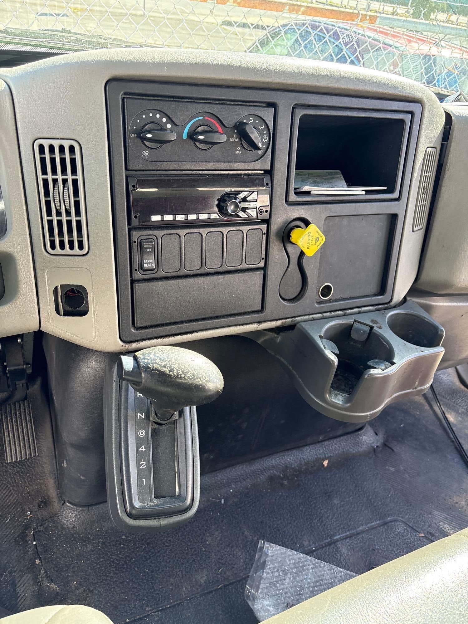 2015 International 26 straight truck with the Maxx force engine 182302 Miles needs work - 15