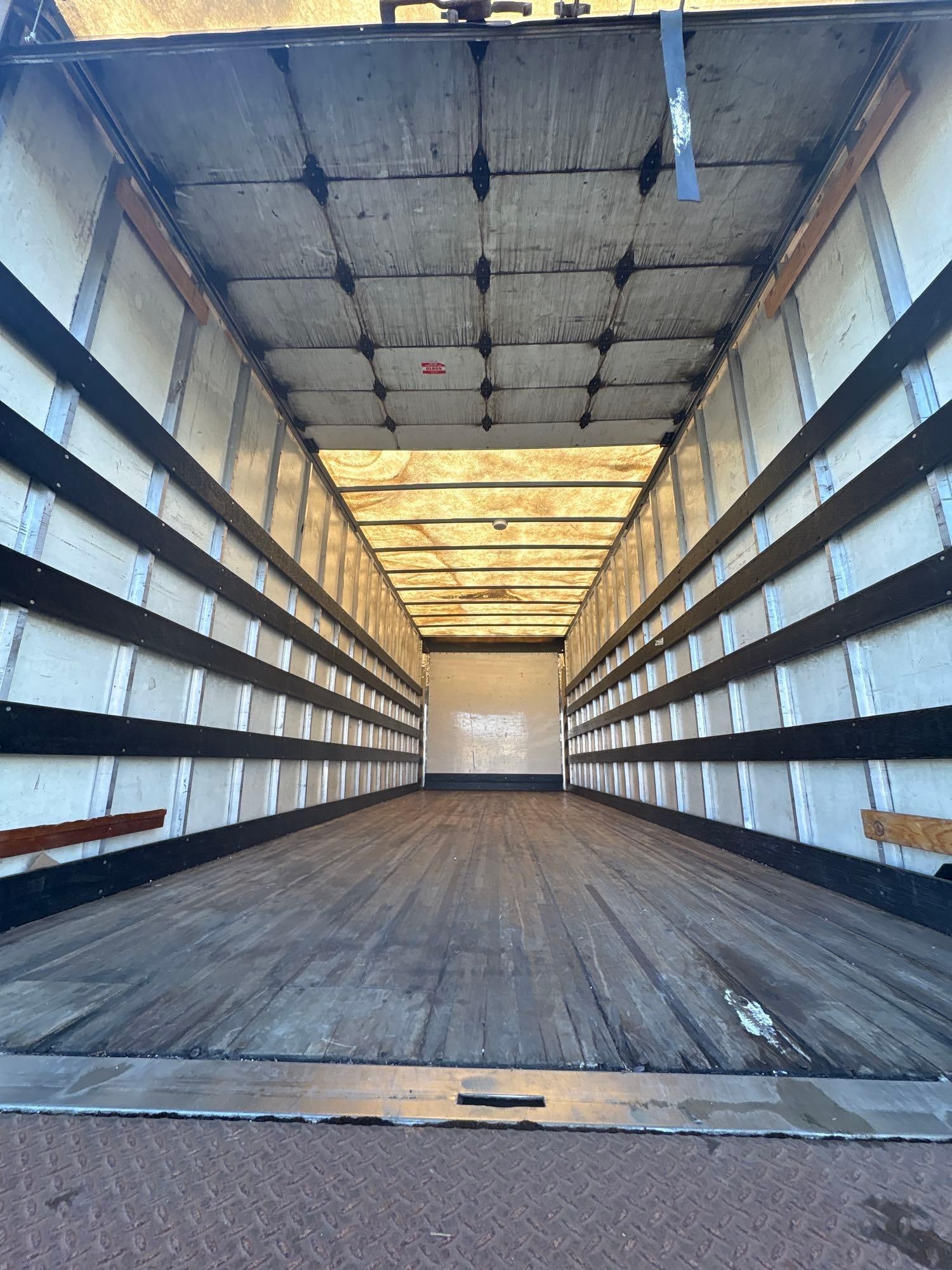 2015 International 26 straight truck with the Maxx force engine 182302 Miles needs work - 5