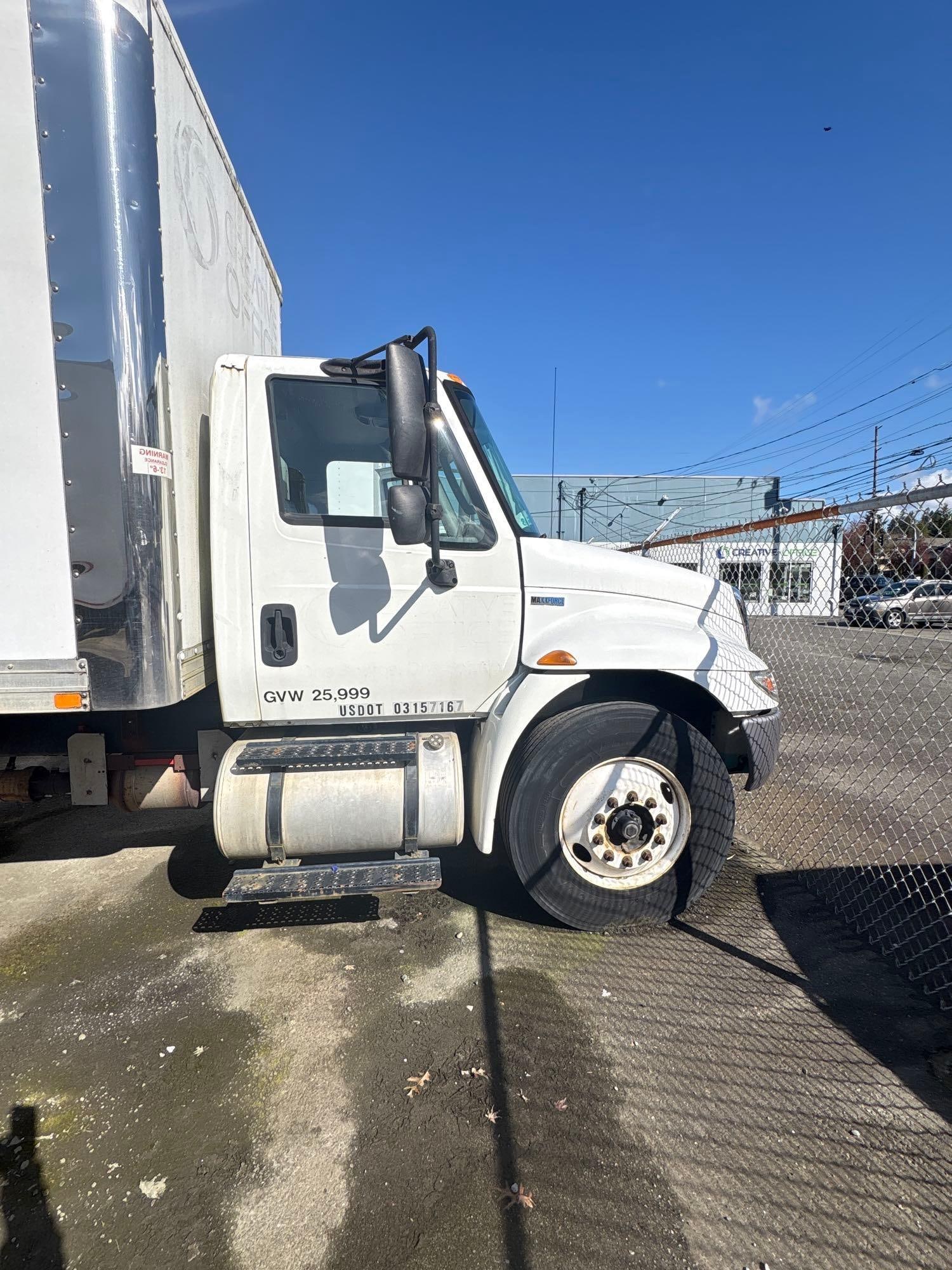 2015 International 26 straight truck with the Maxx force engine 182302 Miles needs work - 7