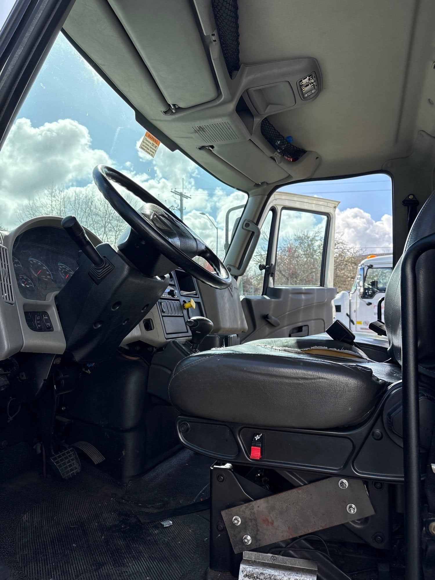 2015 International 26 straight truck with the Maxx force engine 182302 Miles needs work - 8