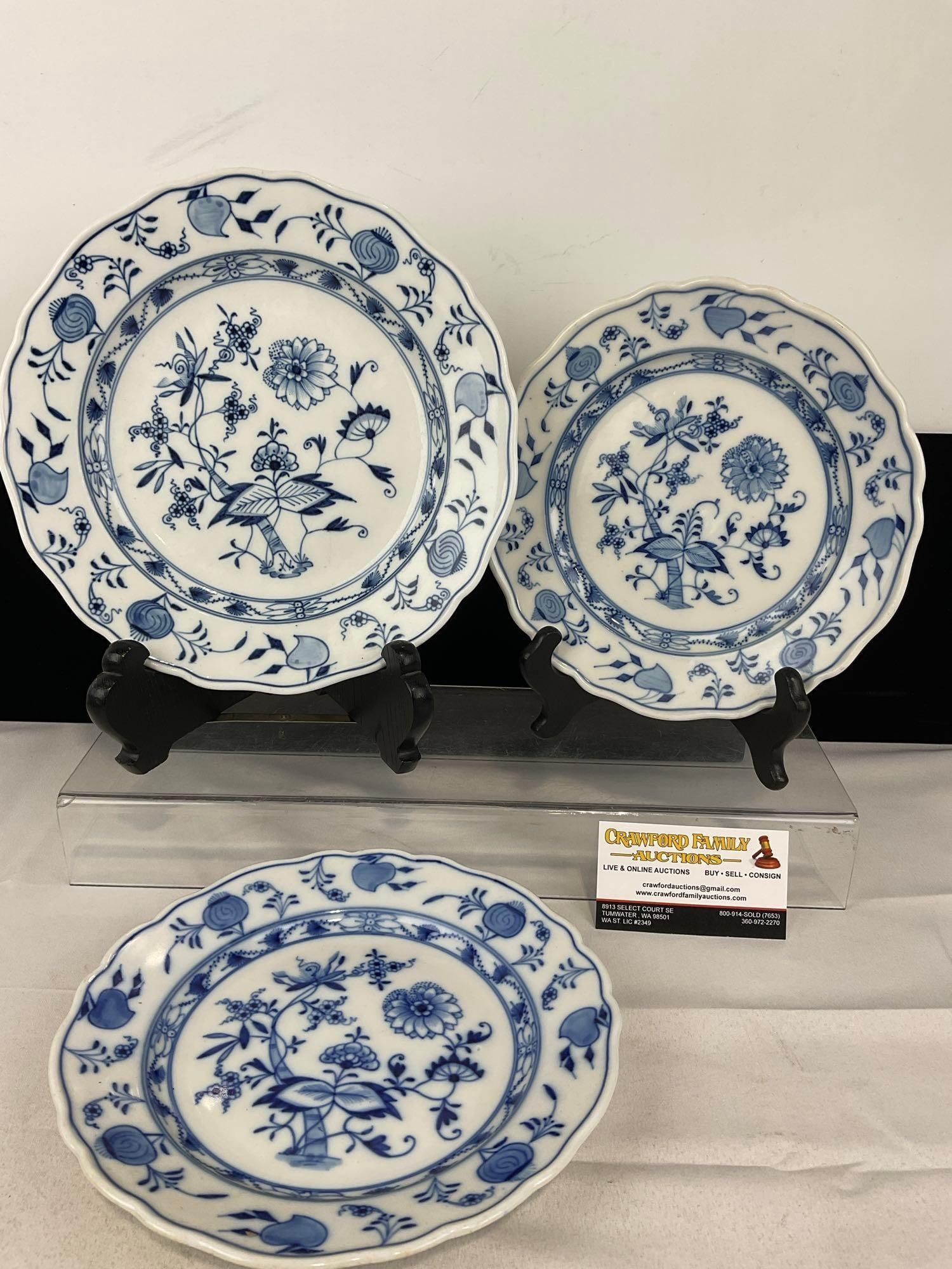 3 Meissen Porcelain Blue Onion pattern Dinner Plates, 3h x 11w x 11d inches: Appears to be in good shape. The piece measures approx 3h x 11w x 11d inches. See pics. E-5520 