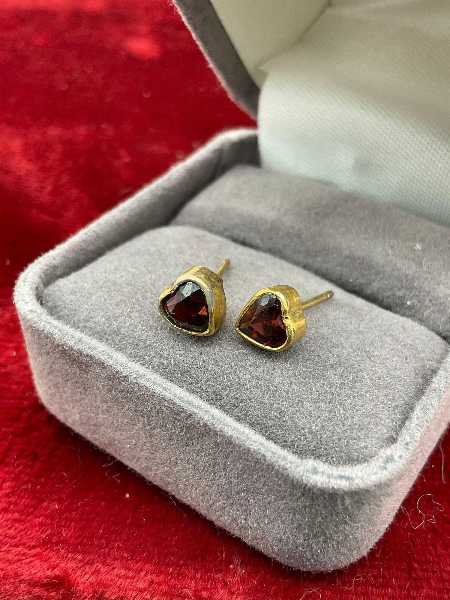 pair of 10k gold post heart shaped ruby earrinings 1.09 grams - 3