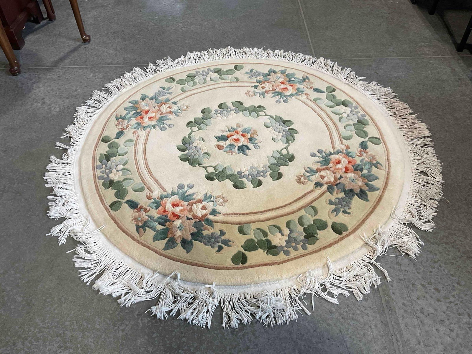 Woven Legends Ivory Wool Pile Round Rug w/ Floral Design. Very Good Condition. 59" x 59" - 2