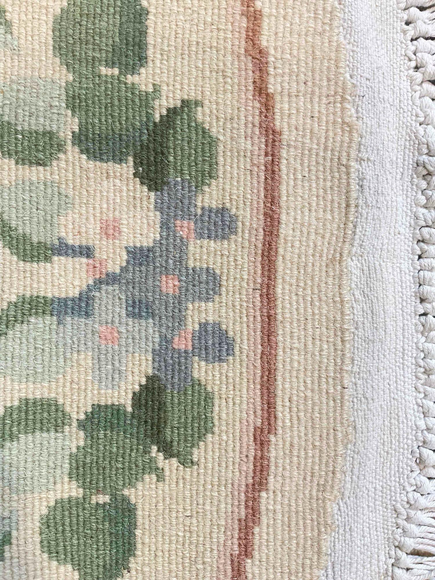 Woven Legends Ivory Wool Pile Round Rug w/ Floral Design. Very Good Condition. 59" x 59" - 7