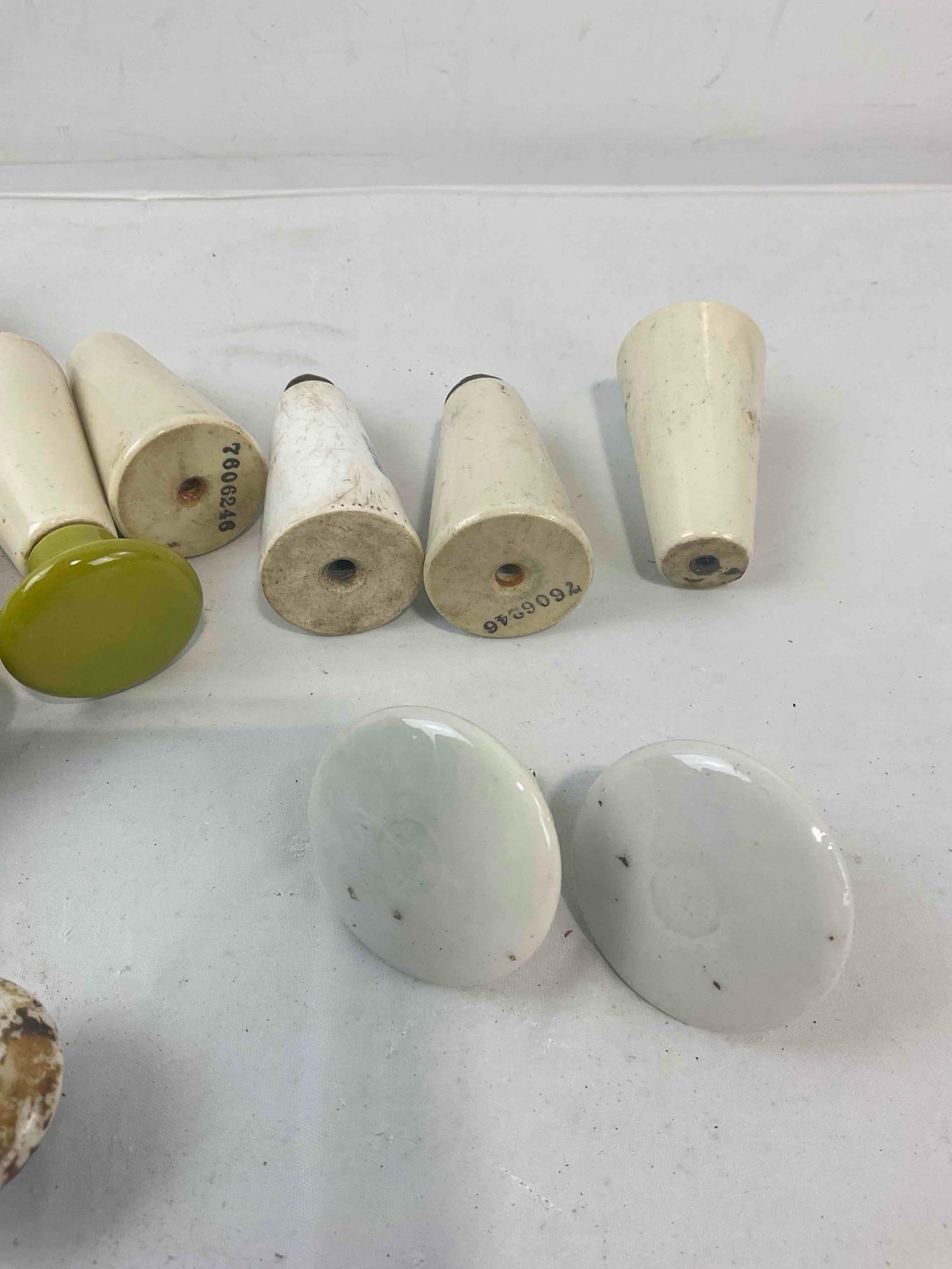 22 pcs Vintage Door Knobs & Pulls, incl. Ceramic & Glass. Very Good Condition. See pics. - 6