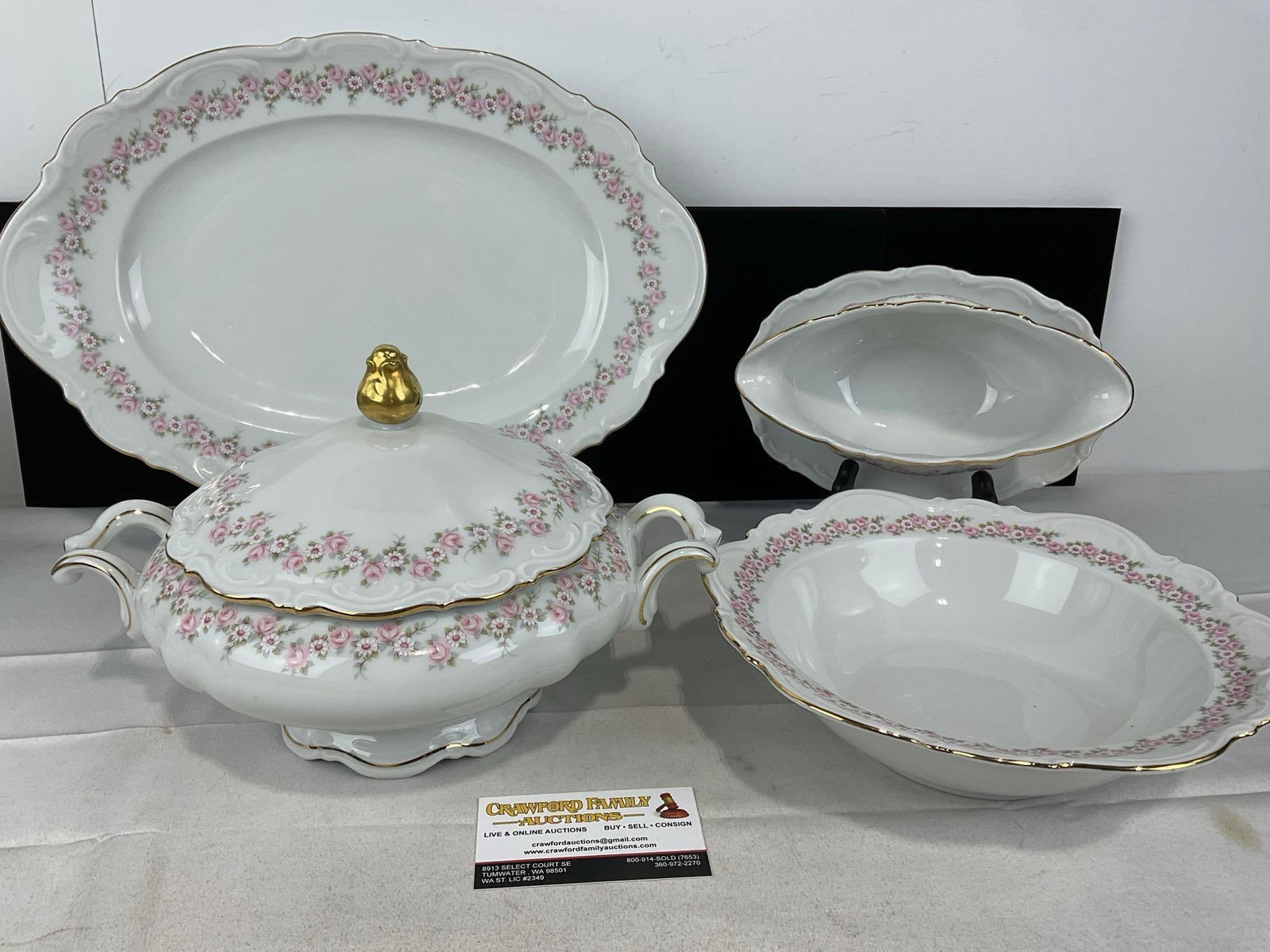 4 pieces of Mitterteich Beatrice Pattern China, Soup Tureen, Platter, Gravy Boat & Large Veg Bowl: Appears to be in good shape. The piece measures approx 9h x 17w x 11d inches. See pics. E-5730