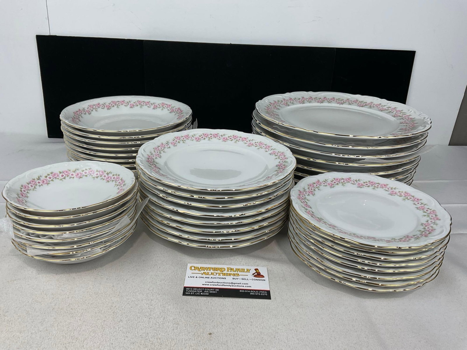40 pieces of Mitterteich Beatrice Pattern China Plates & Bowls (1 of 4)