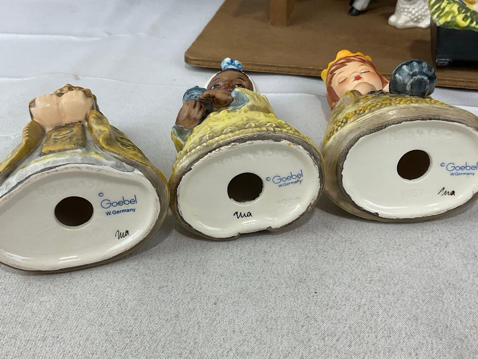 Hummel Porcelain Christmas Nativity, Joseph, Mary, Innkeeper, 3 Kings, Jesus, Lamb & Donkey w/barn - 4