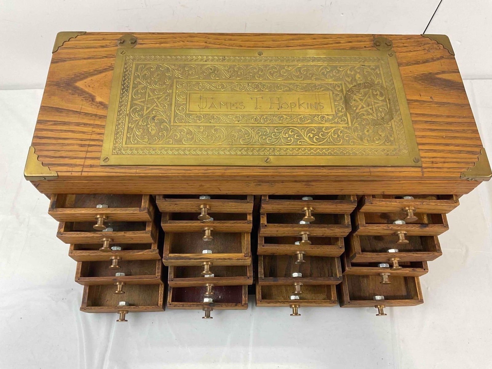 Vintage Oak Watchmaker's Chest w/ Lift Up Top, 20 Drawers & Etched Brass Plaque. See pics. - 7