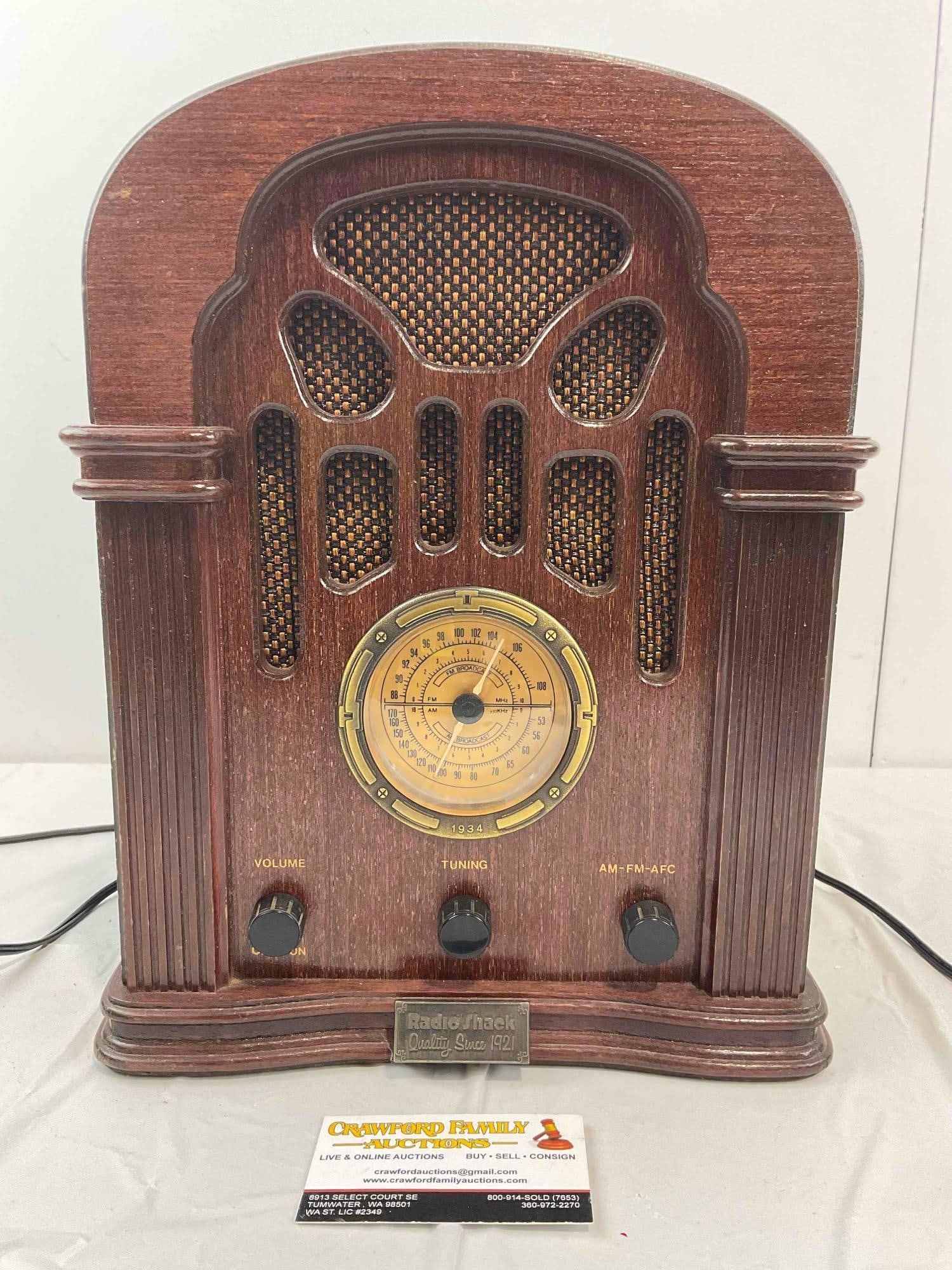 Vintage Radio Shack Wood Finish Radio Model 12-697. Tested, Works. Very Good Condition. (1 of 7)