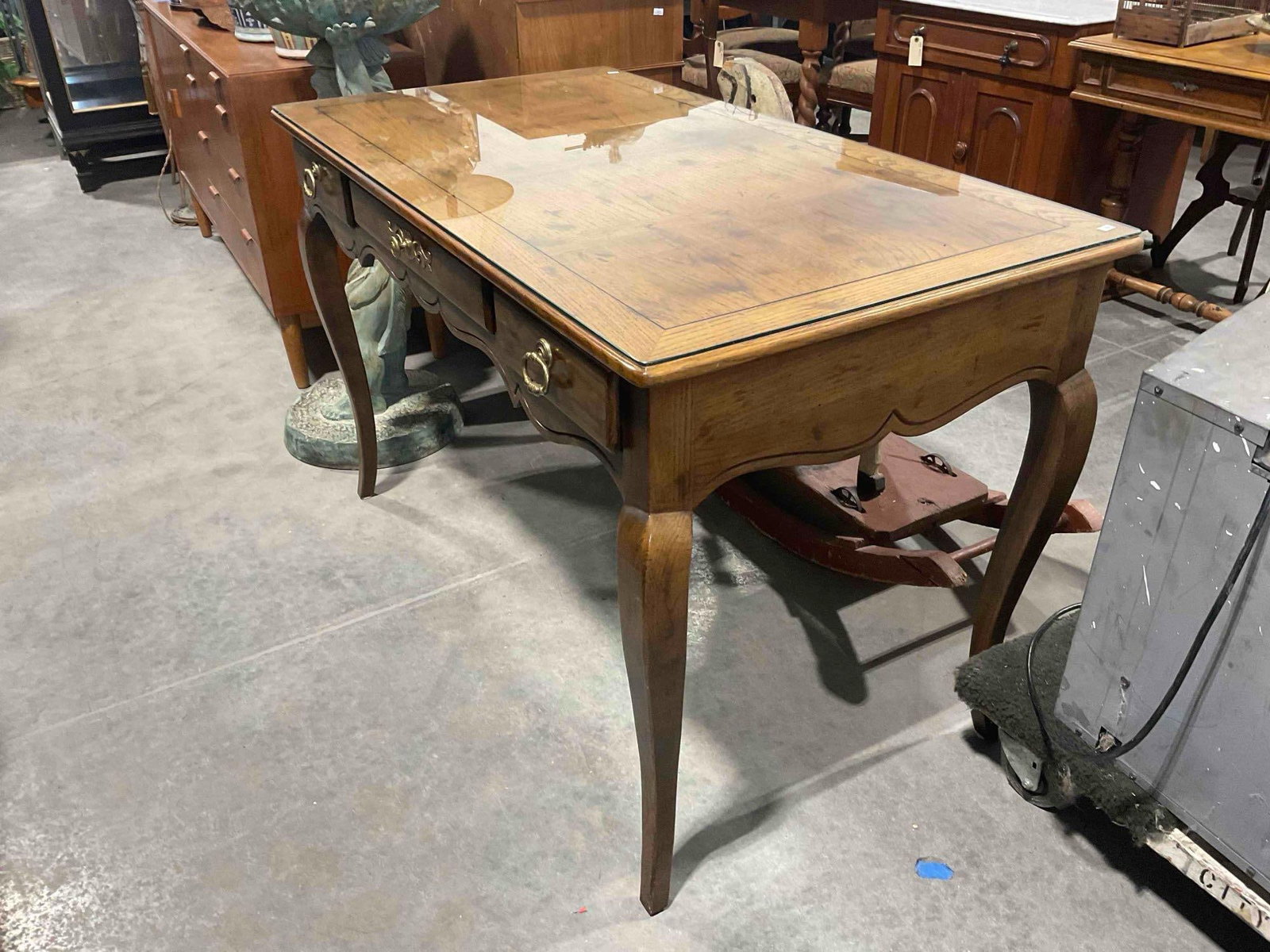 Vintage Henredon French Provincial Style Oak Writing Desk w/ Glass Top. Excellent Condition. - 2