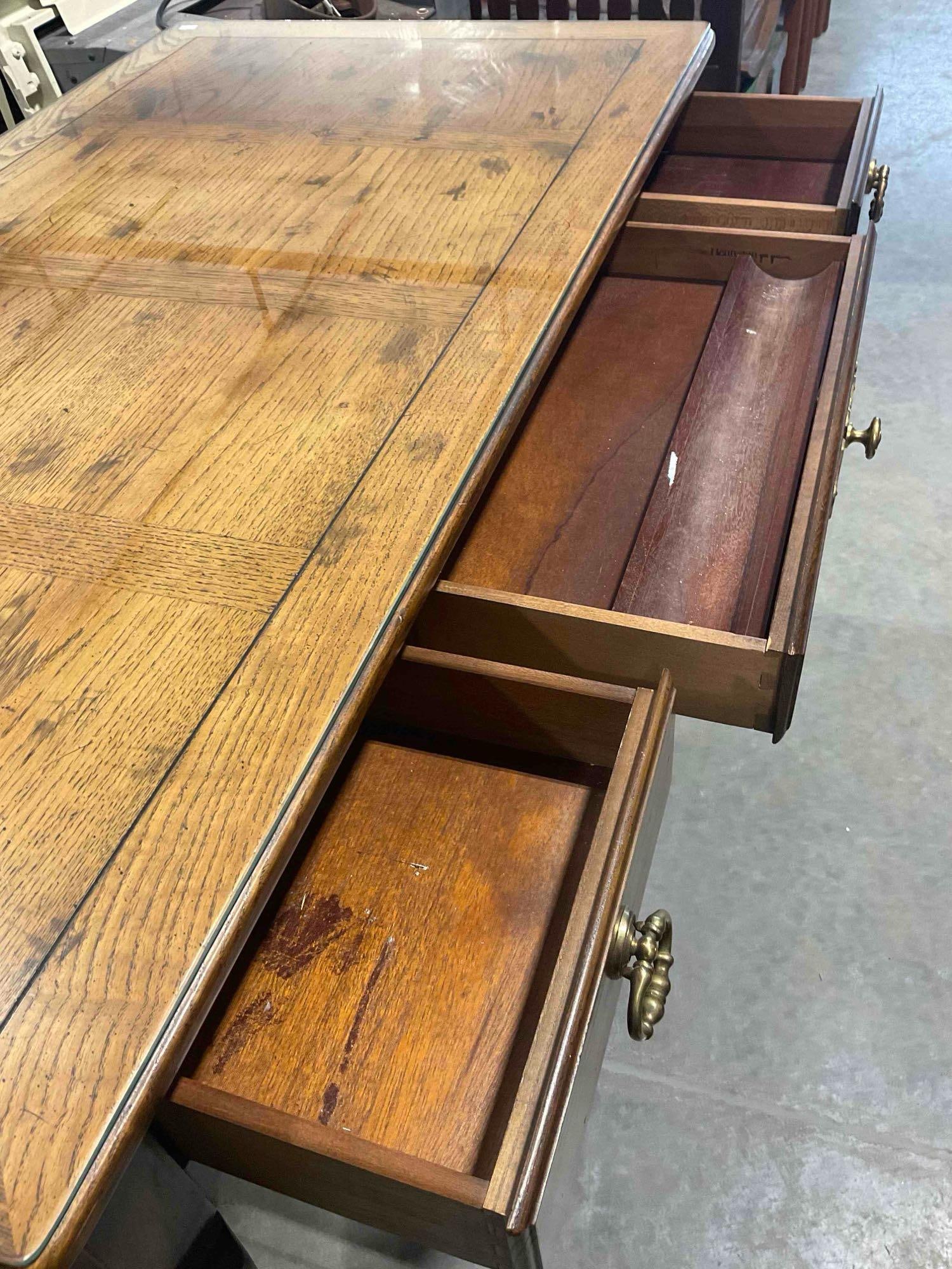 Vintage Henredon French Provincial Style Oak Writing Desk w/ Glass Top. Excellent Condition. - 5